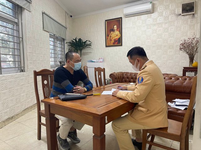 Tài xế xe sang Porsche chặn đầu xe khác bị xử lý - Ảnh 2.