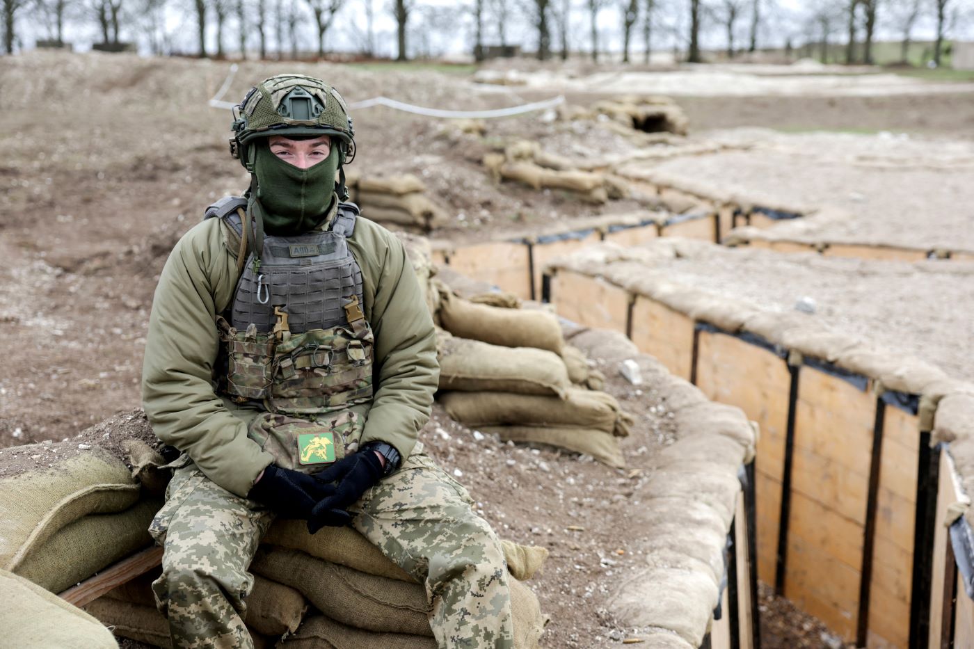 Một binh sĩ Ukraine được huấn luyện ở Wiltshire, Anh hôm 20-2-2023 Ảnh Reuters