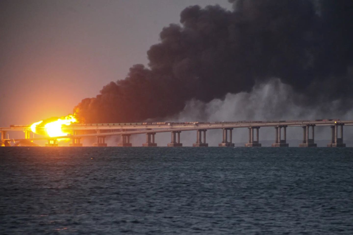 Một vụ nổ lớn làm hư hỏng chiếc cầu nối Nga với bán đảo Crimea Ảnh AP
