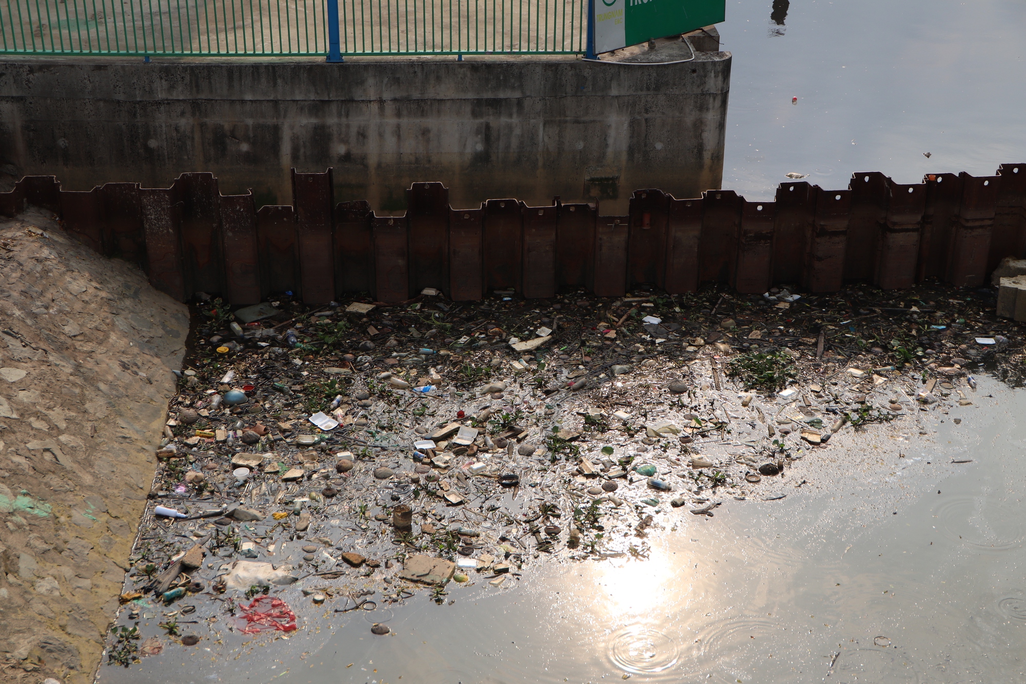 Chính quyền địa phương nói về tình trạng ngập rác ở khu vực cầu Mống và bến Bạch Đằng - Ảnh 5.