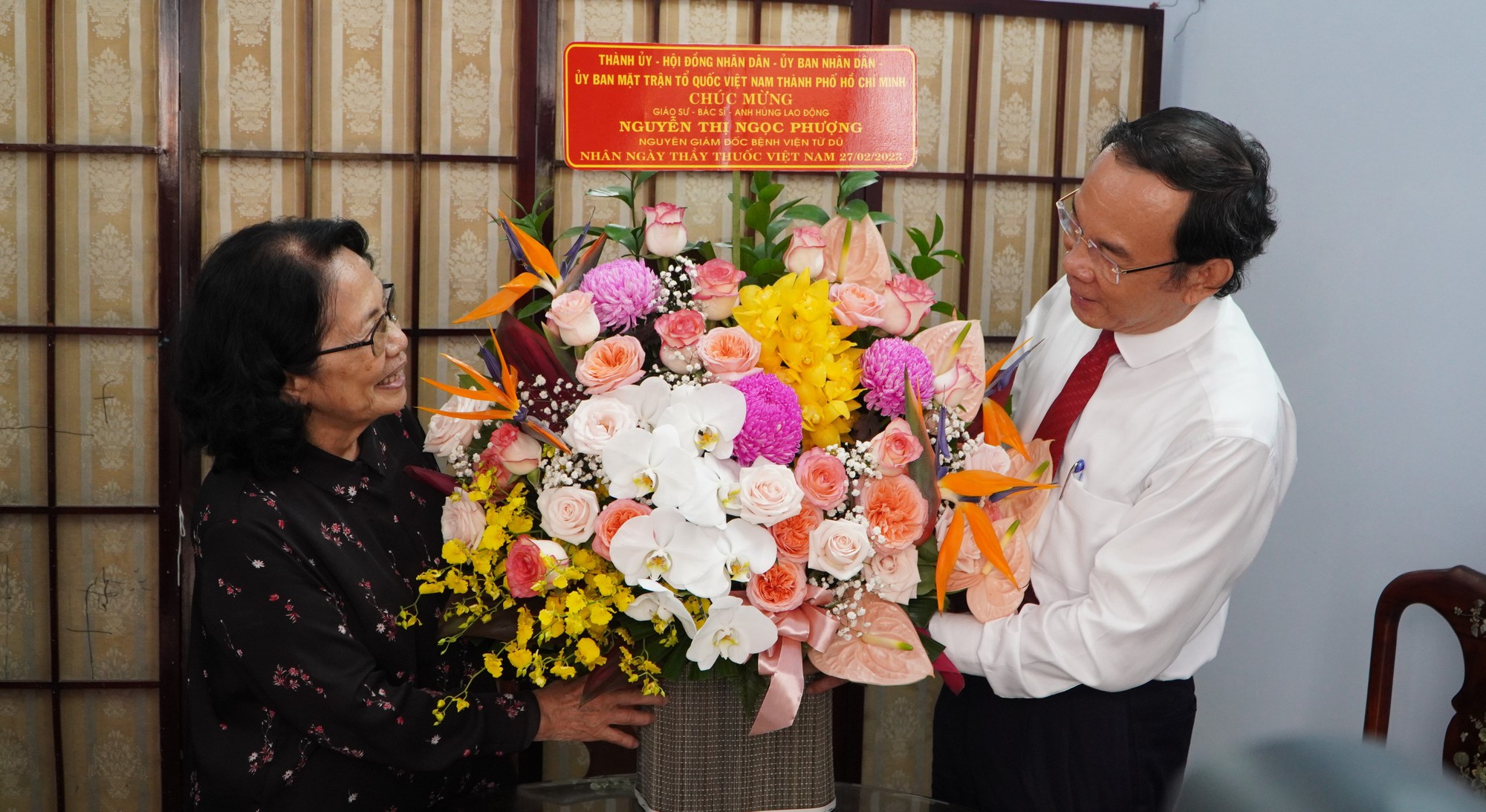 Bí thư Thành ủy TP HCM thăm cán bộ lão thành của ngành y tế nhân Ngày Thầy thuốc Việt Nam - Ảnh 5.