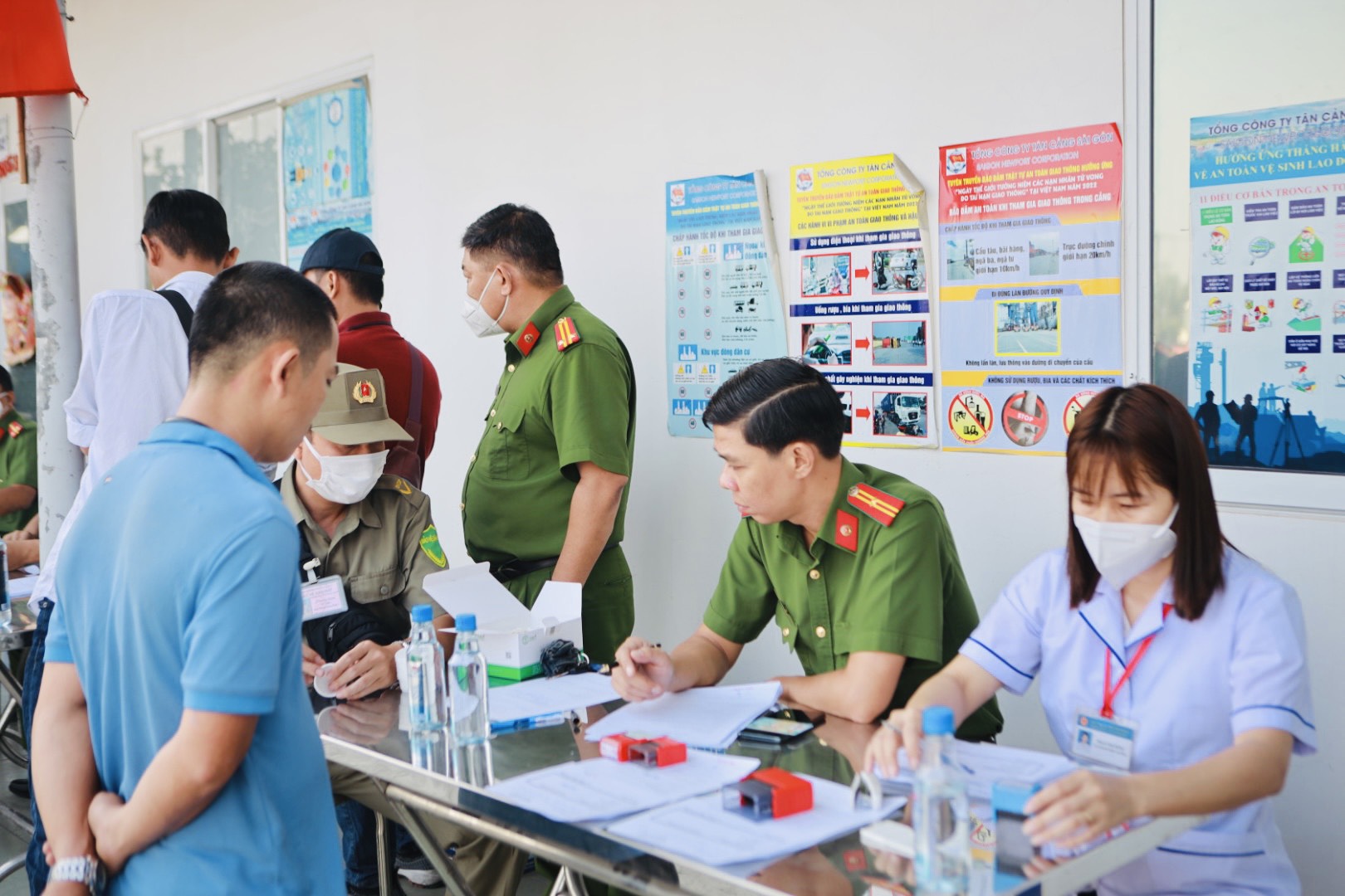 Hình ảnh kiểm tra ma túy 75 tài xế ở cảng Tân Cảng- Phú Hữu - Báo ...