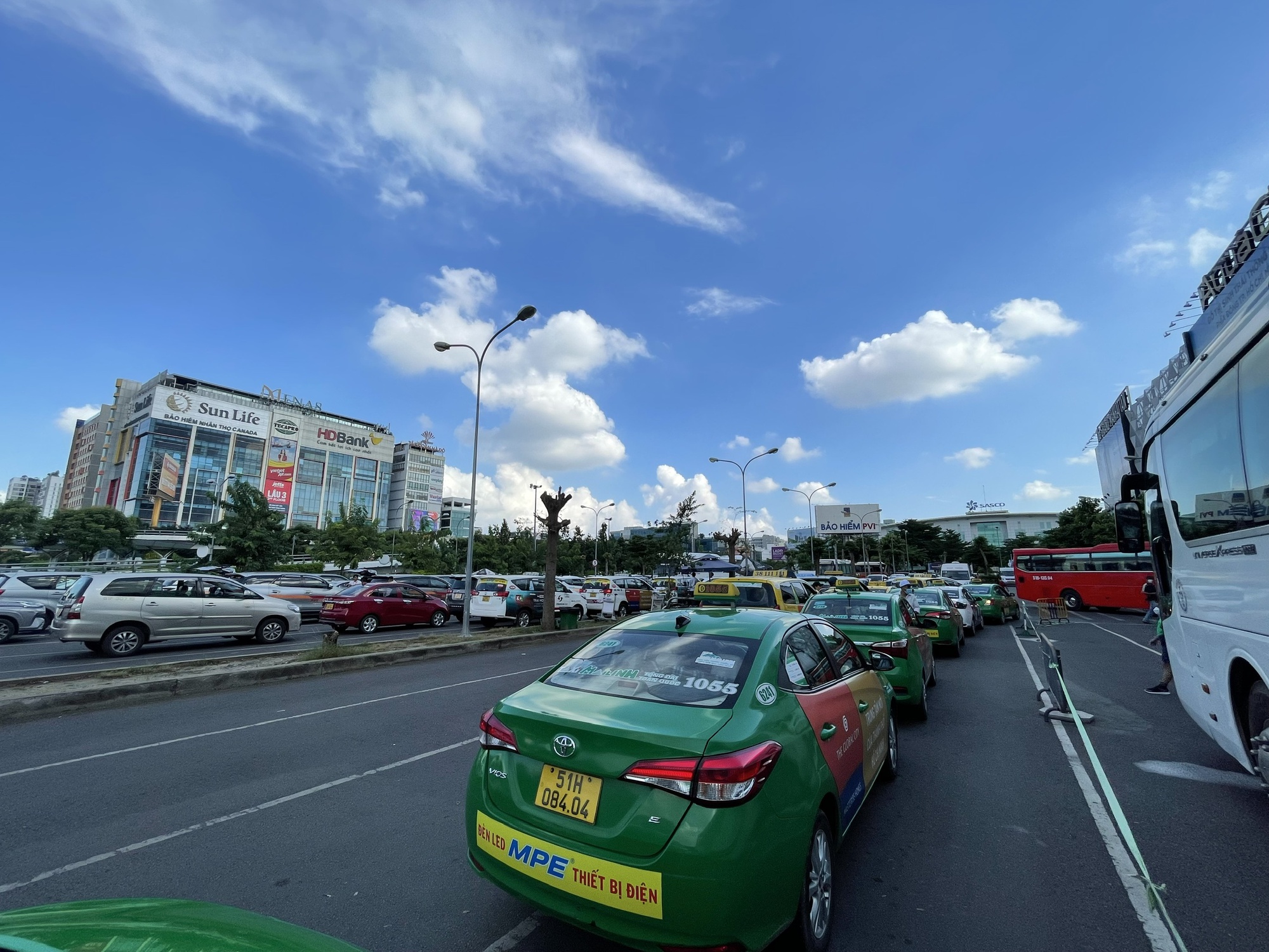 Đề xuất gia hạn bãi đệm cho taxi tại sân bay Tân Sơn Nhất - Ảnh 1.