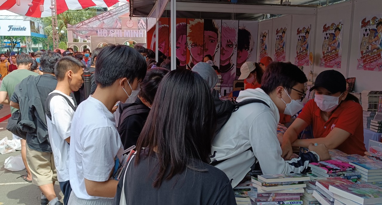 Giới trẻ TP HCM chen nhau đi hóa trang cosplay, ăn sushi tại lễ hội Việt – Nhật 2023 - Ảnh 2.