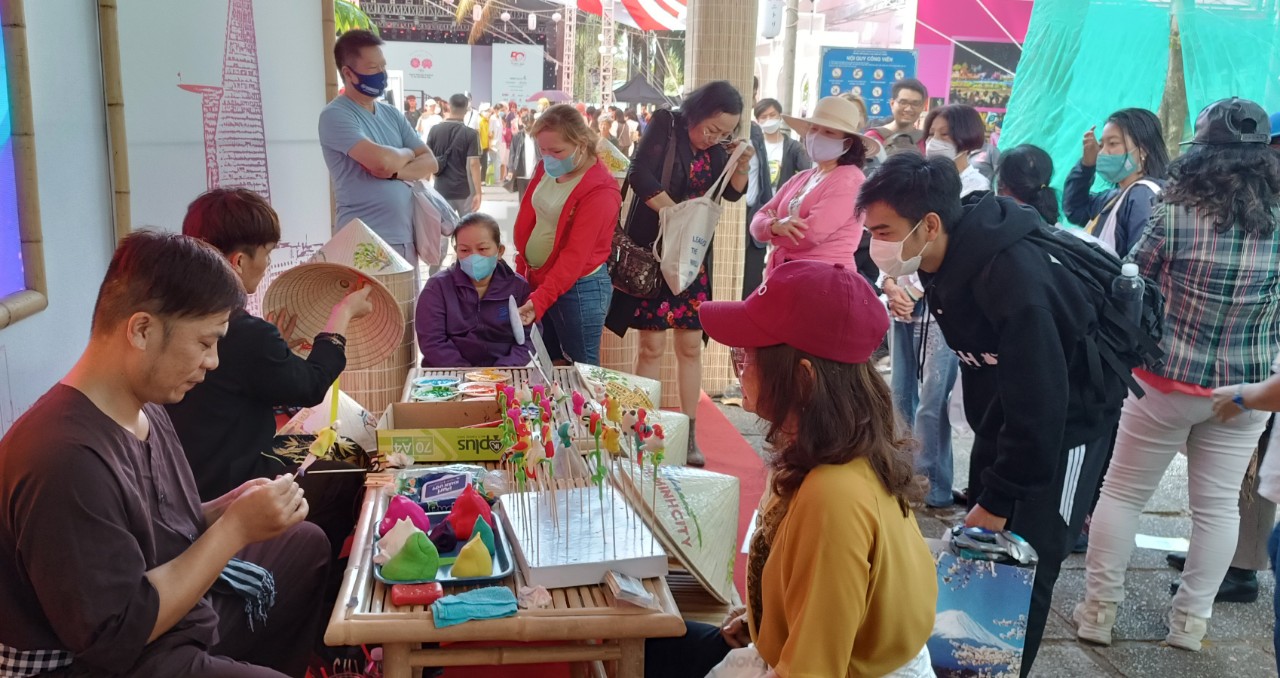 Giới trẻ TP HCM chen nhau đi hóa trang cosplay, ăn sushi tại lễ hội Việt – Nhật 2023 - Ảnh 7.