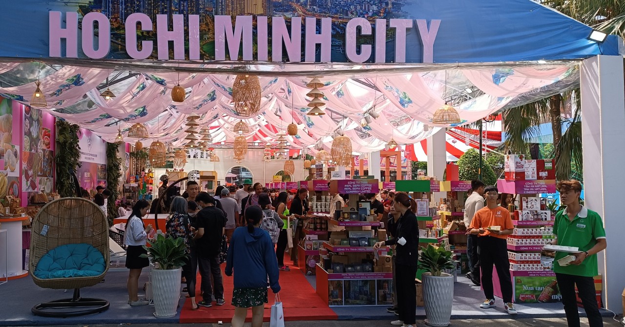Giới trẻ TP HCM chen nhau đi hóa trang cosplay, ăn sushi tại lễ hội Việt – Nhật 2023 - Ảnh 8.