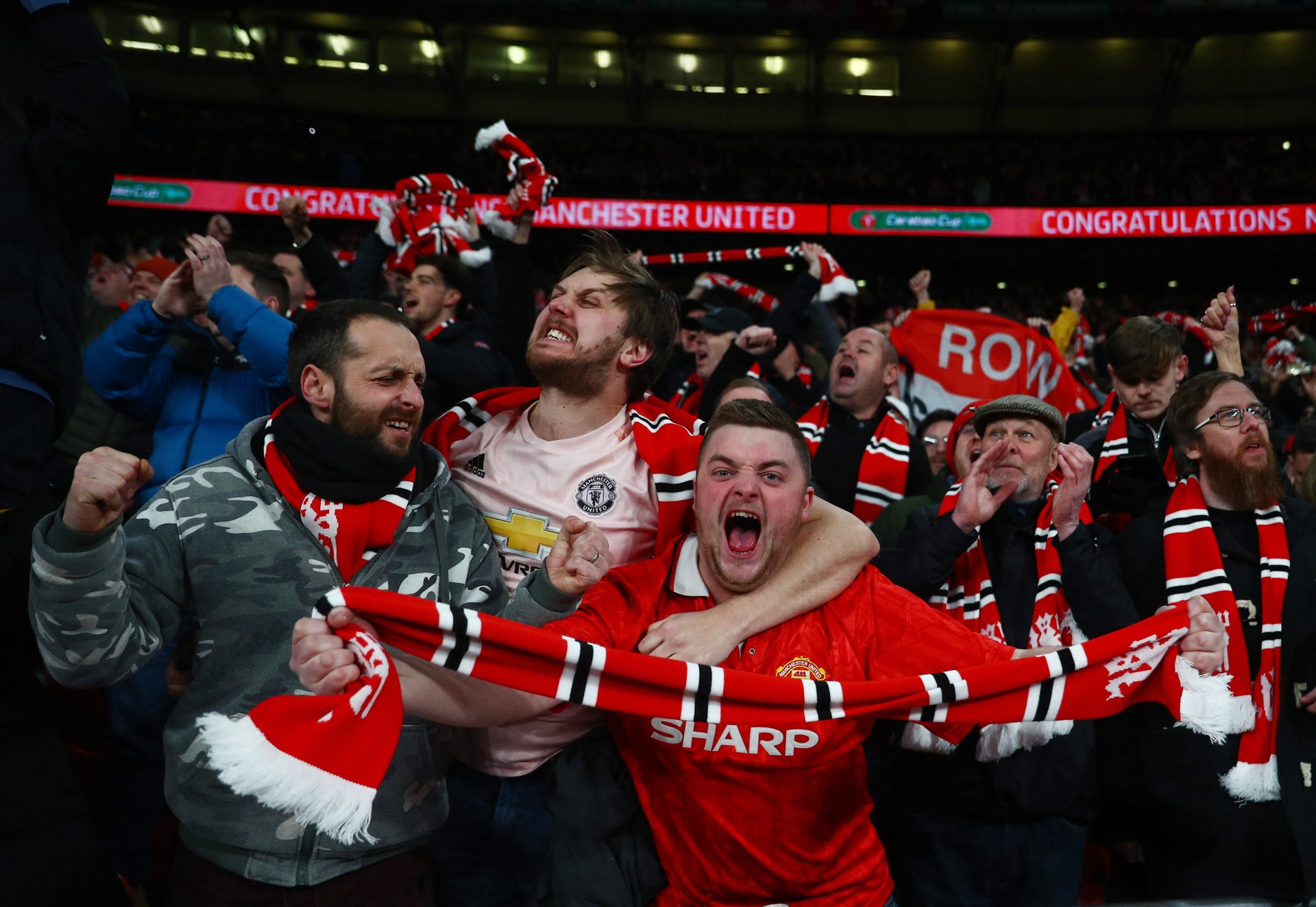 Cảm xúc vỡ òa đêm đăng quang League Cup của Man United - Ảnh 1.