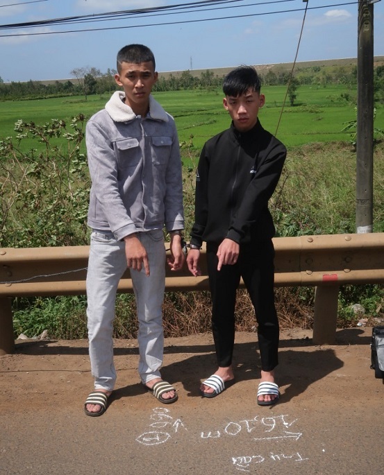 2 thanh niên cướp giật 4 vụ trong 9 ngày - Ảnh 1.