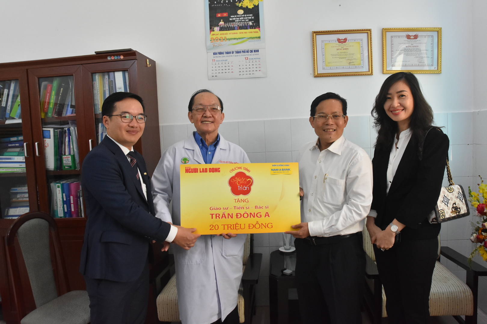 “Mai Vàng tri ân” đến với GS-BS Trần Đông A, GS-BS Nguyễn Chấn Hùng - Ảnh 2. “Mai Vàng tri ân” đến với GS-BS Trần Đông A, GS-BS Nguyễn Chấn Hùng - Ảnh 2.