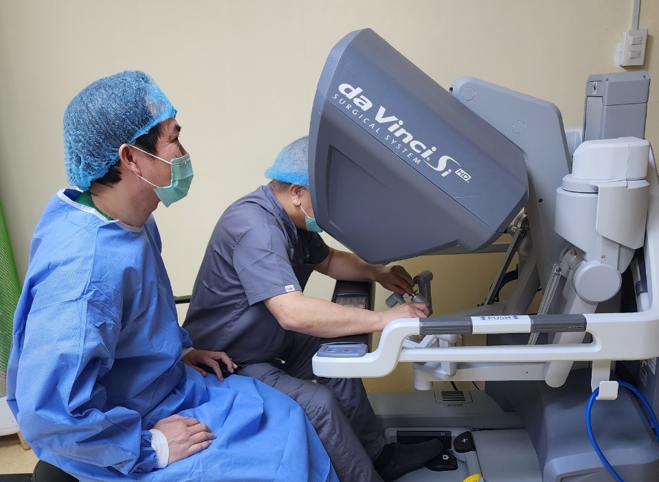 Bác sĩ Việt Nam chuyển giao kỹ thuật phẫu thuật robot cho bác sĩ Philippines - Ảnh 2.