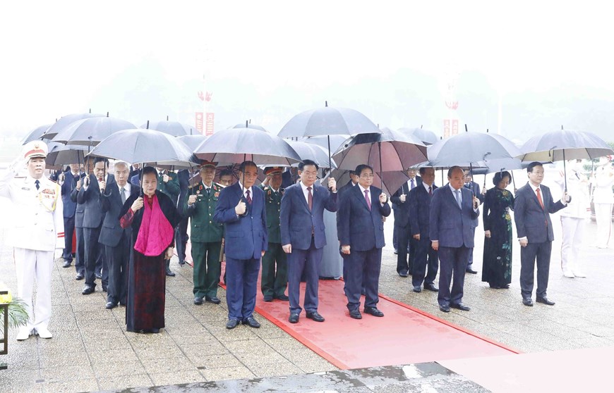 93 năm ngày thành lập Đảng: Lãnh đạo Đảng, Nhà nước viếng Chủ tịch Hồ Chí Minh - Ảnh 2.