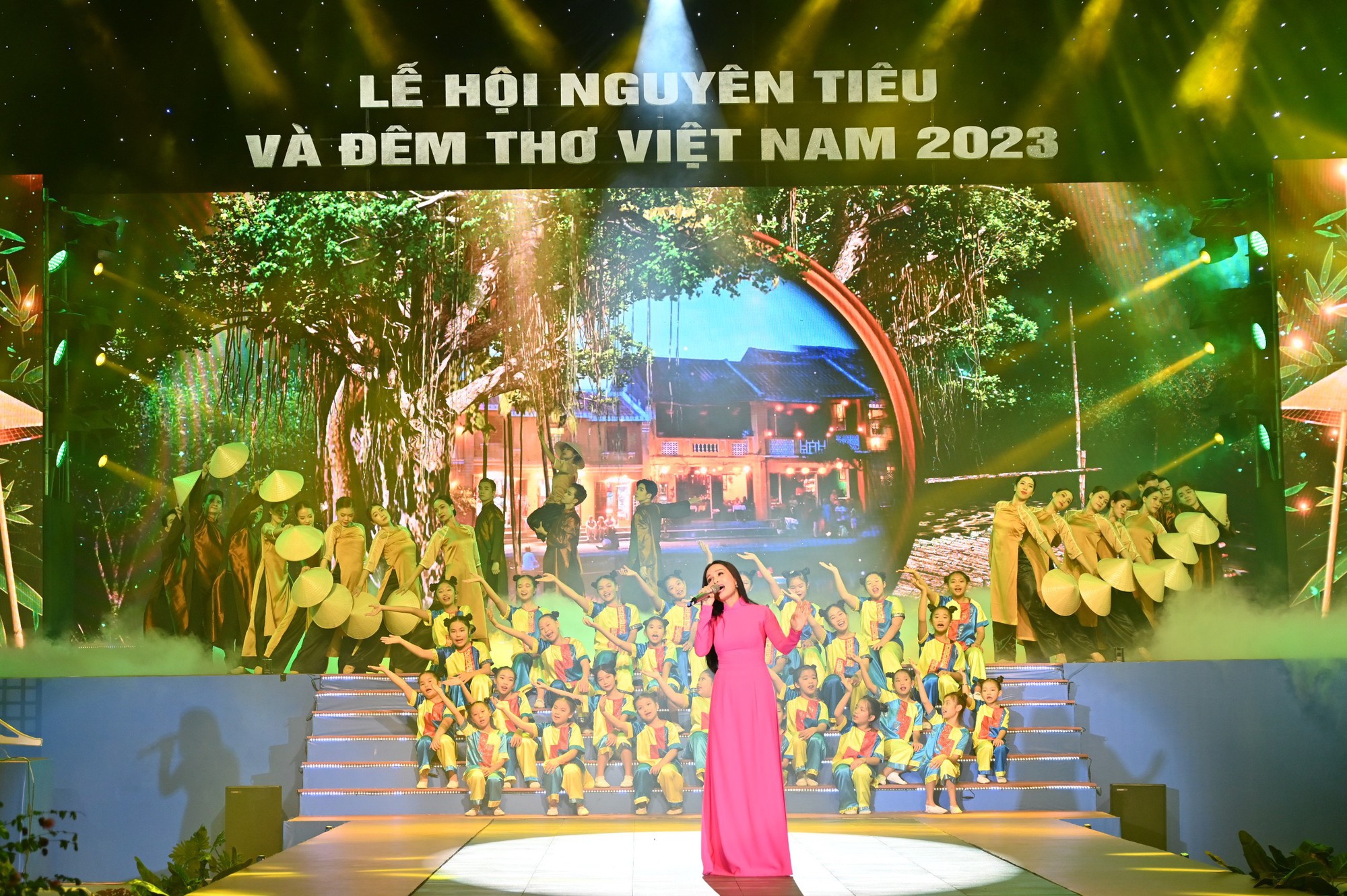 Đêm thơ Việt Nam 2023: Gieo yêu thương từ những vần thơ đẹp - Ảnh 2.