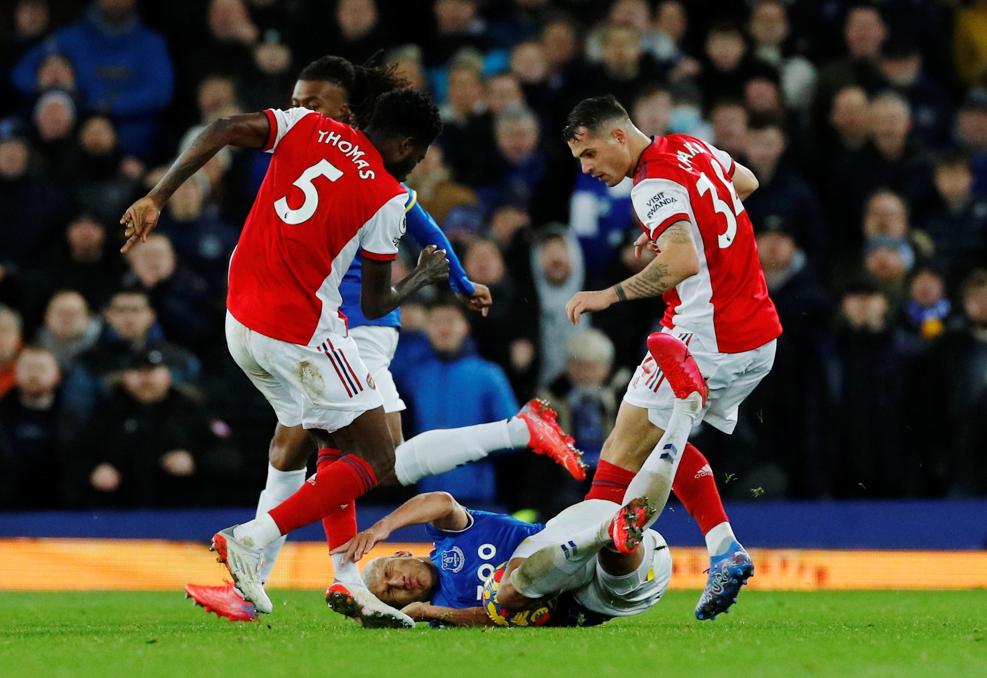 Dự đoán Ngoại hạng Anh: Arsenal lấn át kẻ khốn khó, Man City quyết đua ngôi đầu - Ảnh 1.