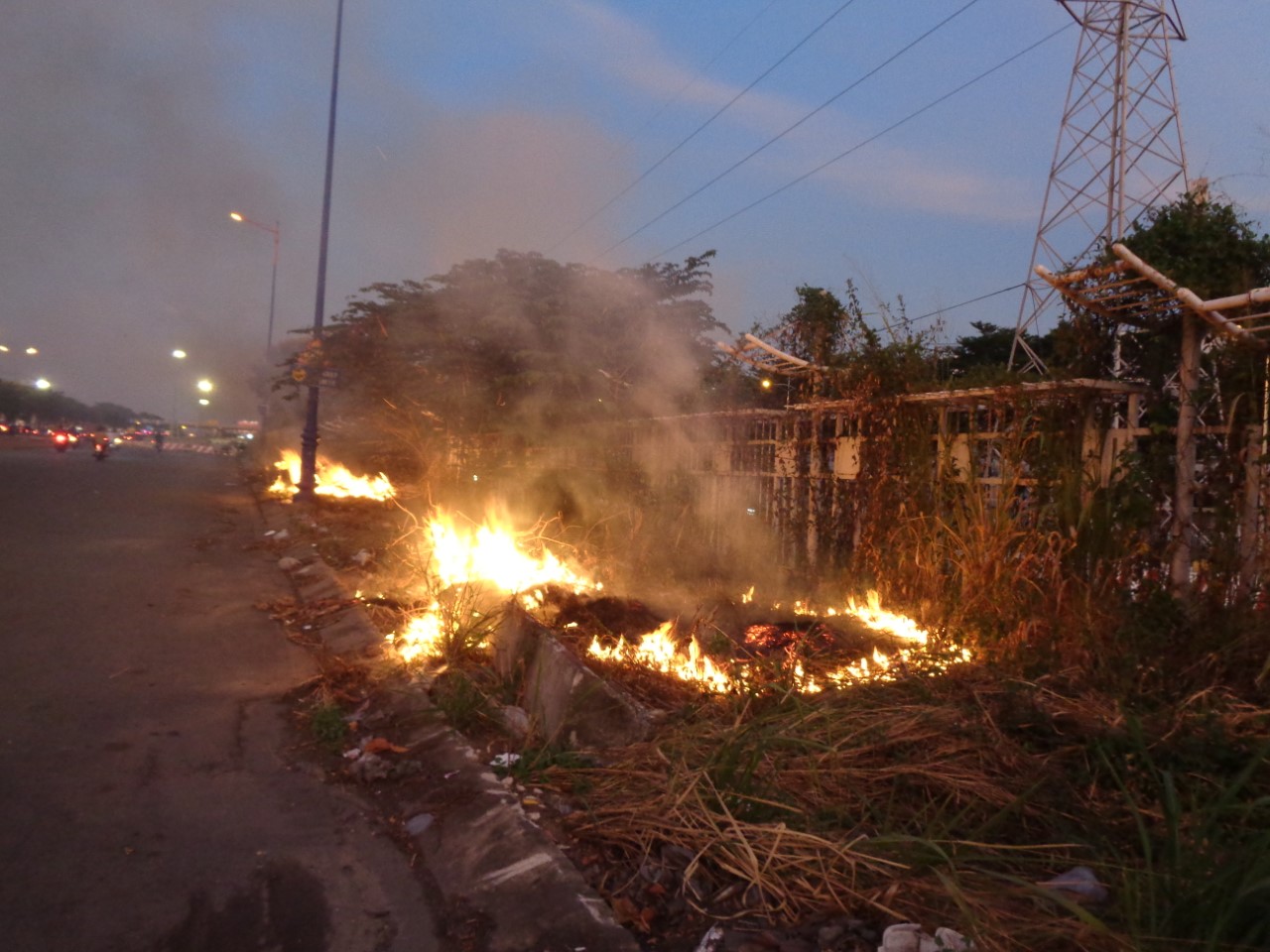 Nguy hiểm từ thói quen đốt cỏ rác bừa bãi - Báo Người lao động