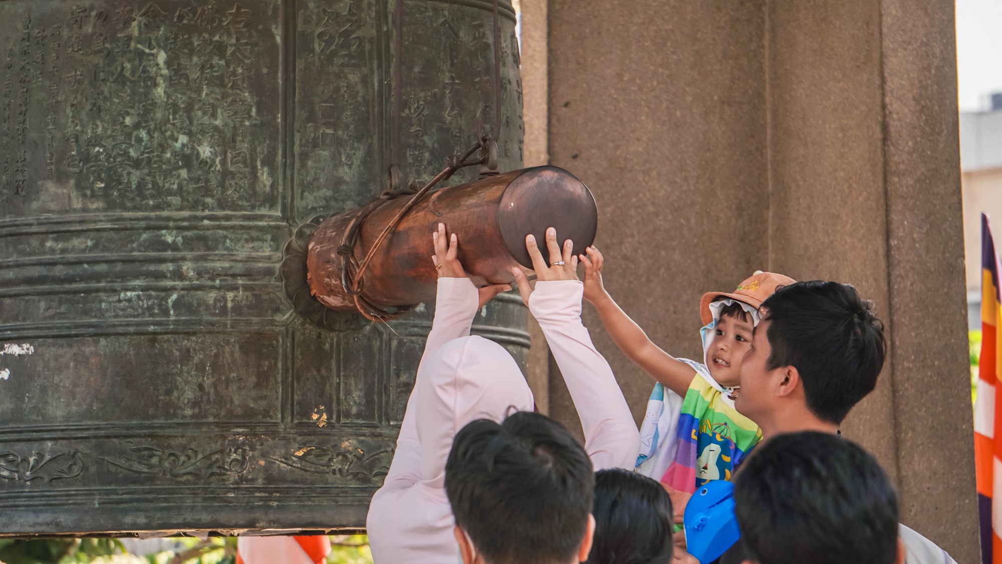 TP HCM: Xếp hàng đánh chuông, thắp hương cầu bình an rằm tháng Giêng