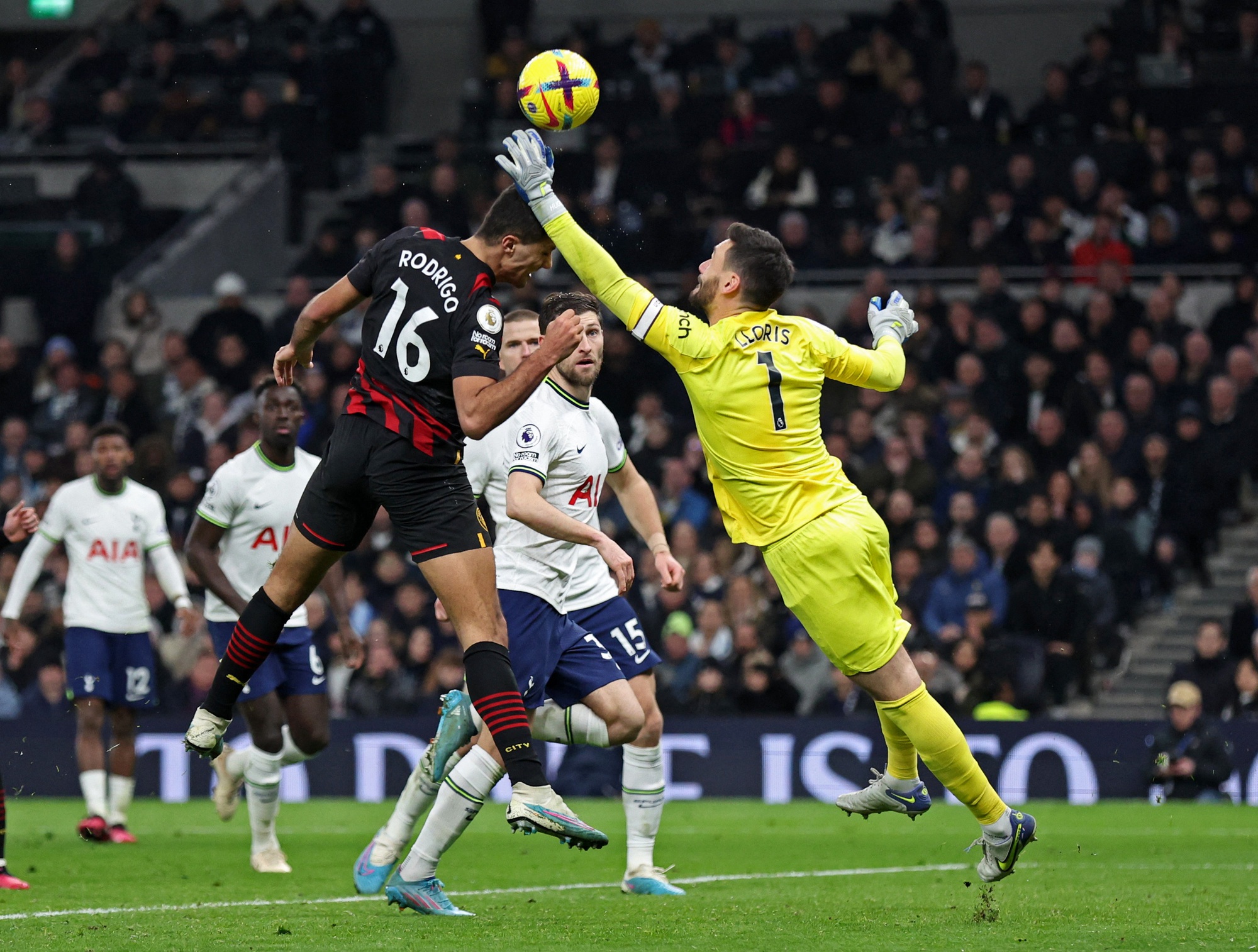 Tottenham hạ Man City, Harry Kane xô đổ kỷ lục ghi bàn - Ảnh 1.