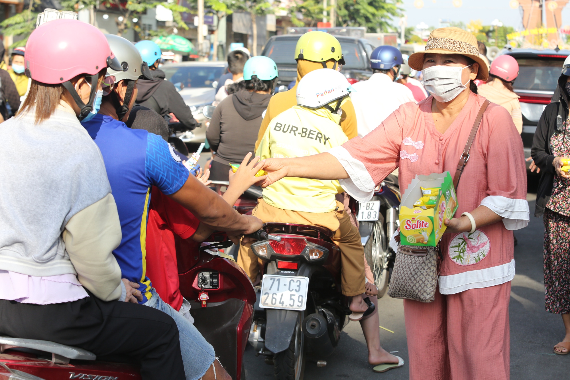 Lễ hội rằm tháng Giêng có một không hai ở Bình Dương - Ảnh 12.