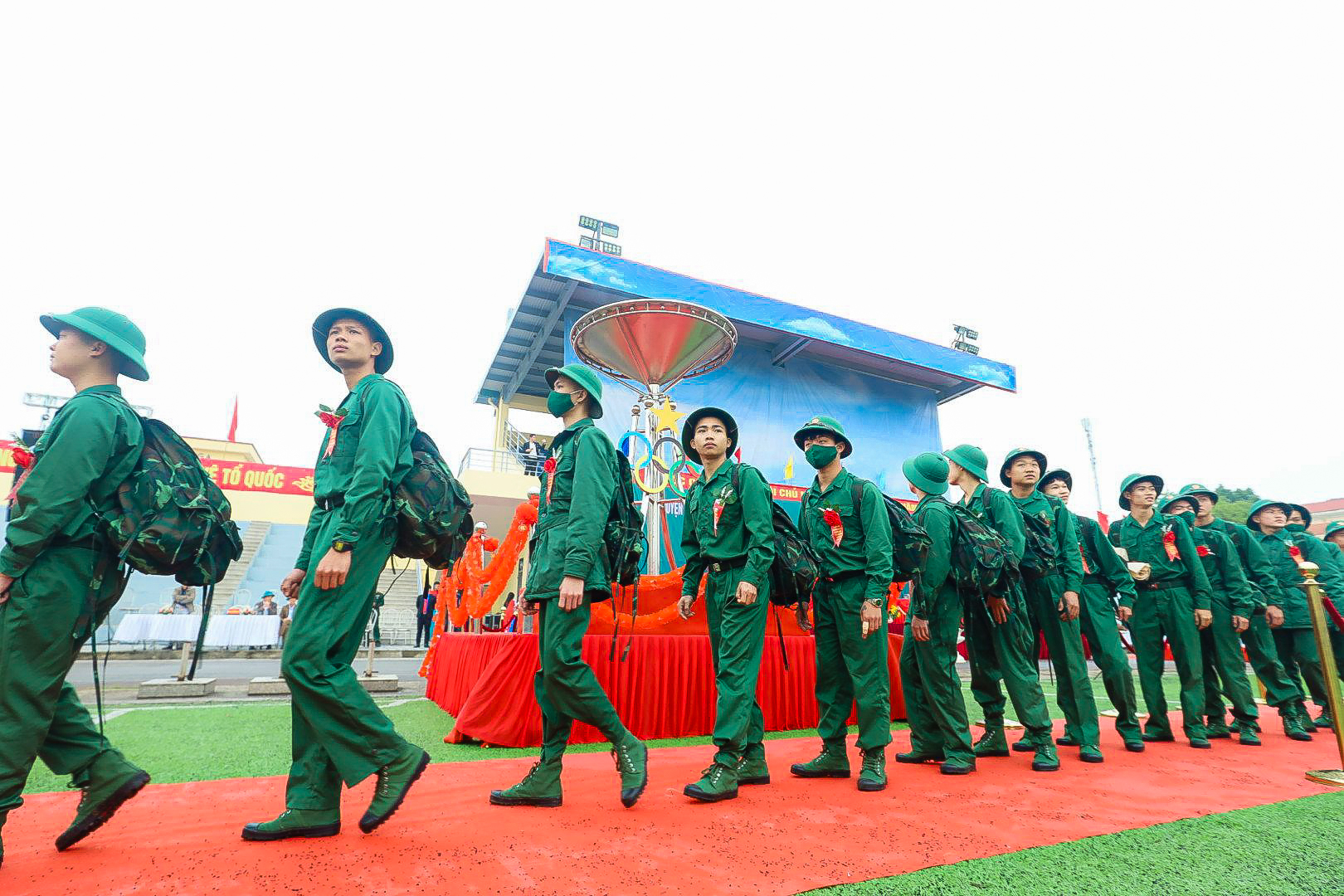 Hơn 4.200 tân binh Hà Nội hào hứng lên đường nhập ngũ - Ảnh 2.