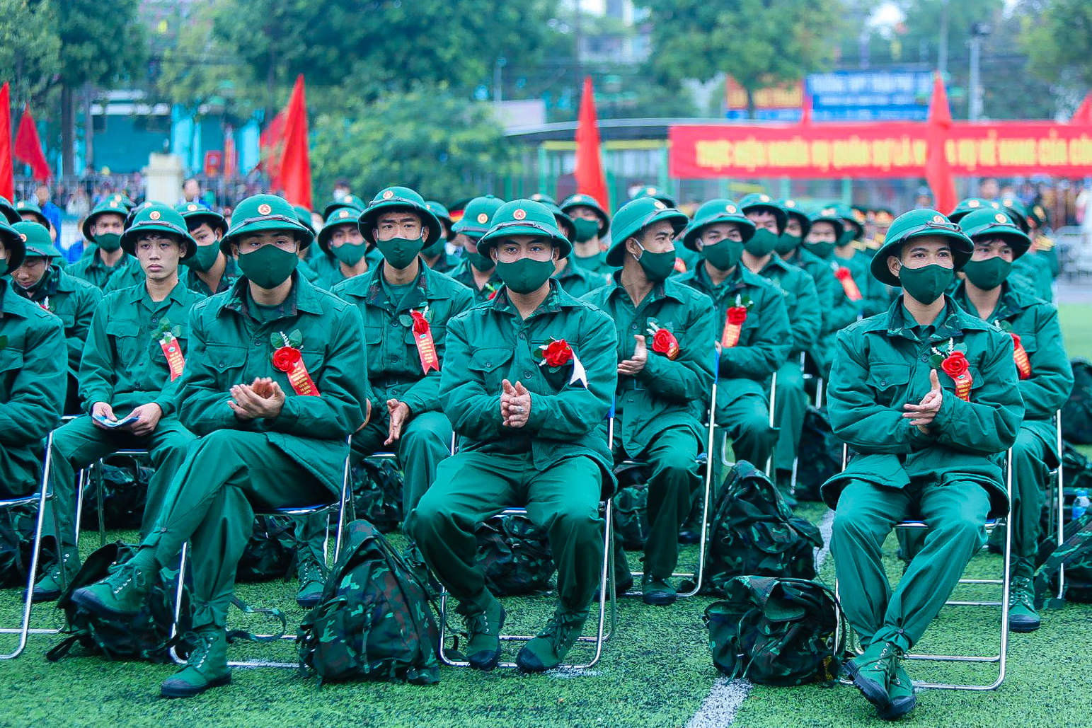 Hơn 4.200 tân binh Hà Nội hào hứng lên đường nhập ngũ - Ảnh 1.