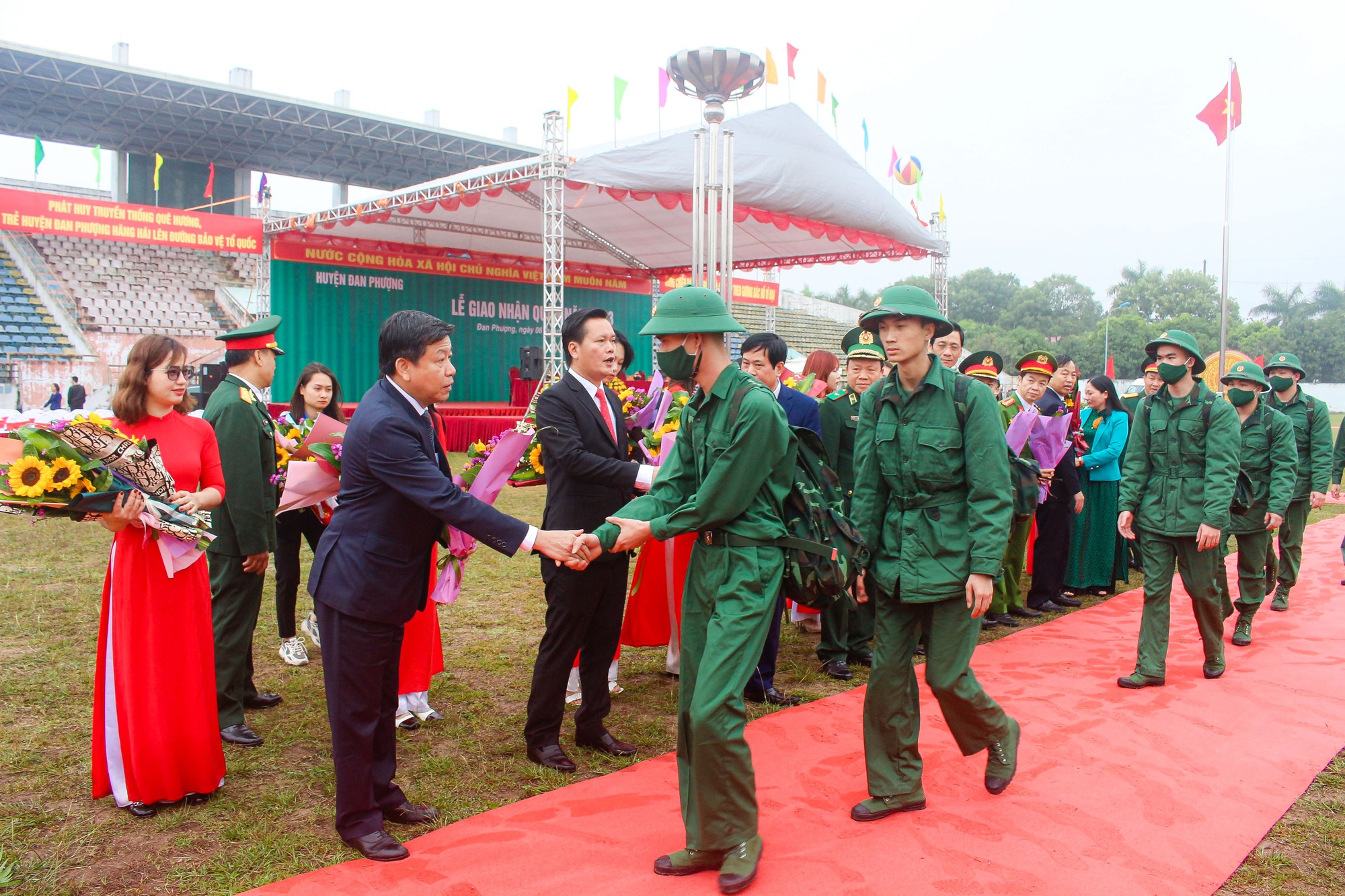Hơn 4.200 tân binh Hà Nội hào hứng lên đường nhập ngũ - Ảnh 8.