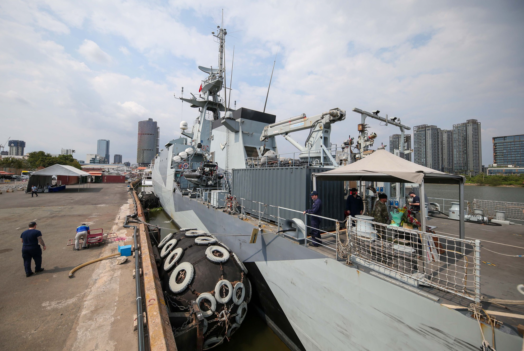 Cận cảnh tàu Hải quân Hoàng gia Anh vừa tới thăm TP HCM - Ảnh 7.