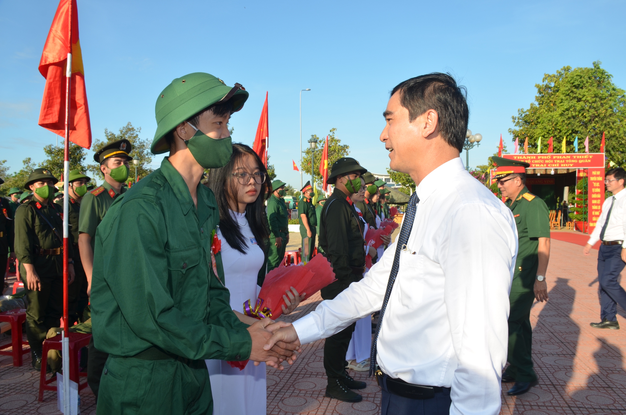 Gần 2.800 thanh niên hai tỉnh Bình Thuận, Ninh Thuận lên đường nhập ngũ - Ảnh 1.