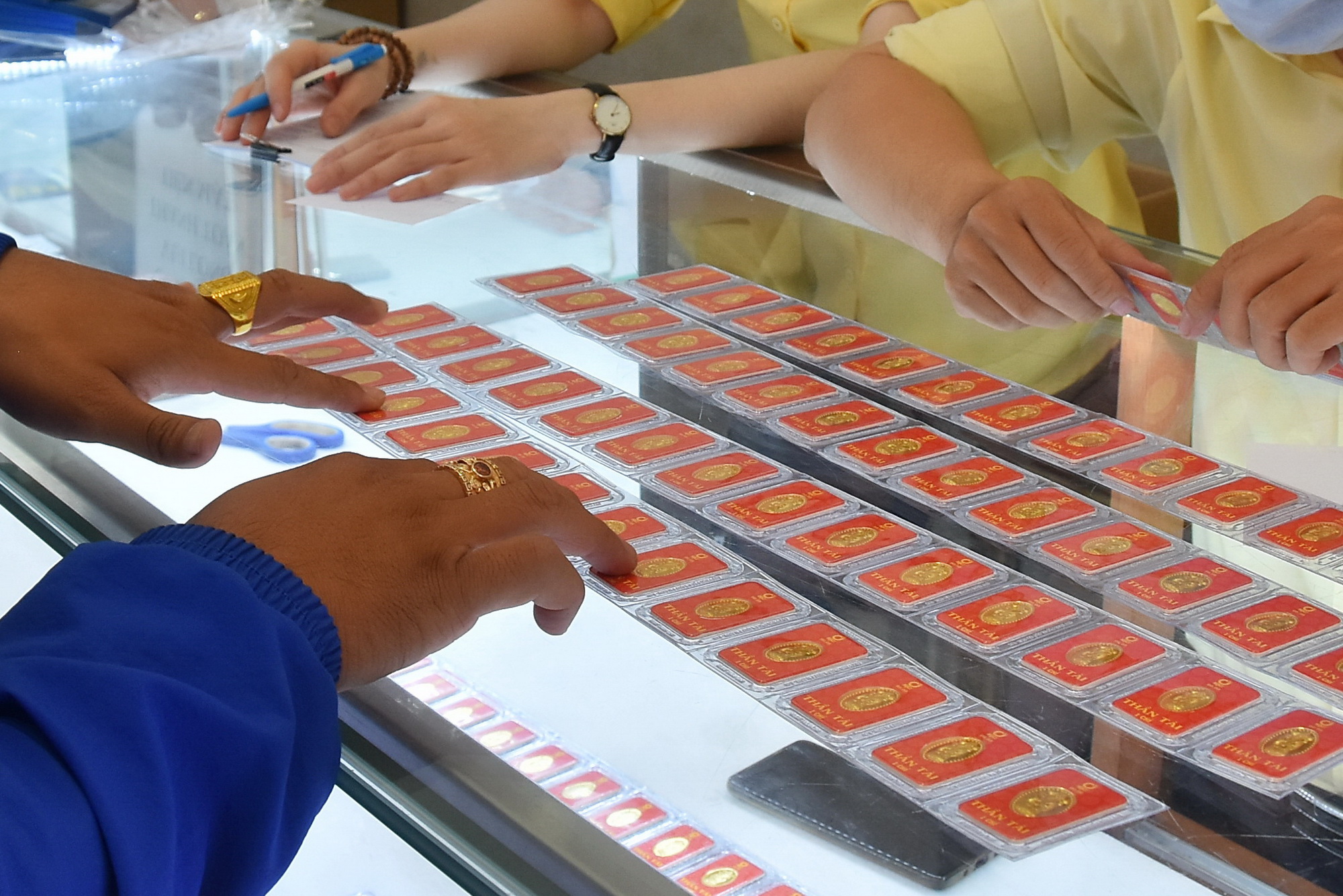 Giá vàng hôm nay 9-2: Người lướt sóng mạnh tay bán khống - Ảnh 1. Giá vàng hôm nay 9-2: Người lướt sóng mạnh tay bán khống - Ảnh 1.