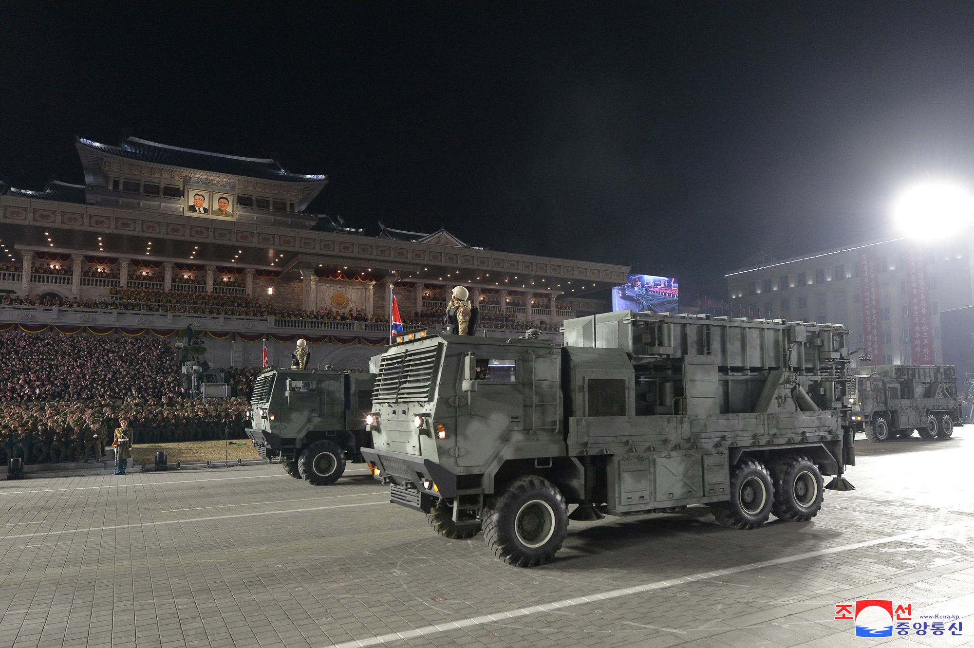 Con gái ông Kim Jong-un thành tâm điểm trong lễ duyệt binh - Ảnh 10.