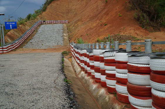 Giảm tai nạn bằng… lốp ôtô cũ - Ảnh 1.