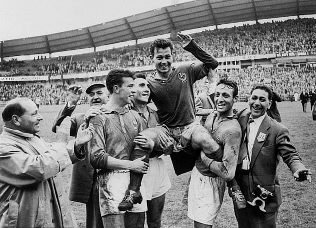 Tiền đạo huyền thoại World Cup 1958 qua đời ở Pháp - Ảnh 2.