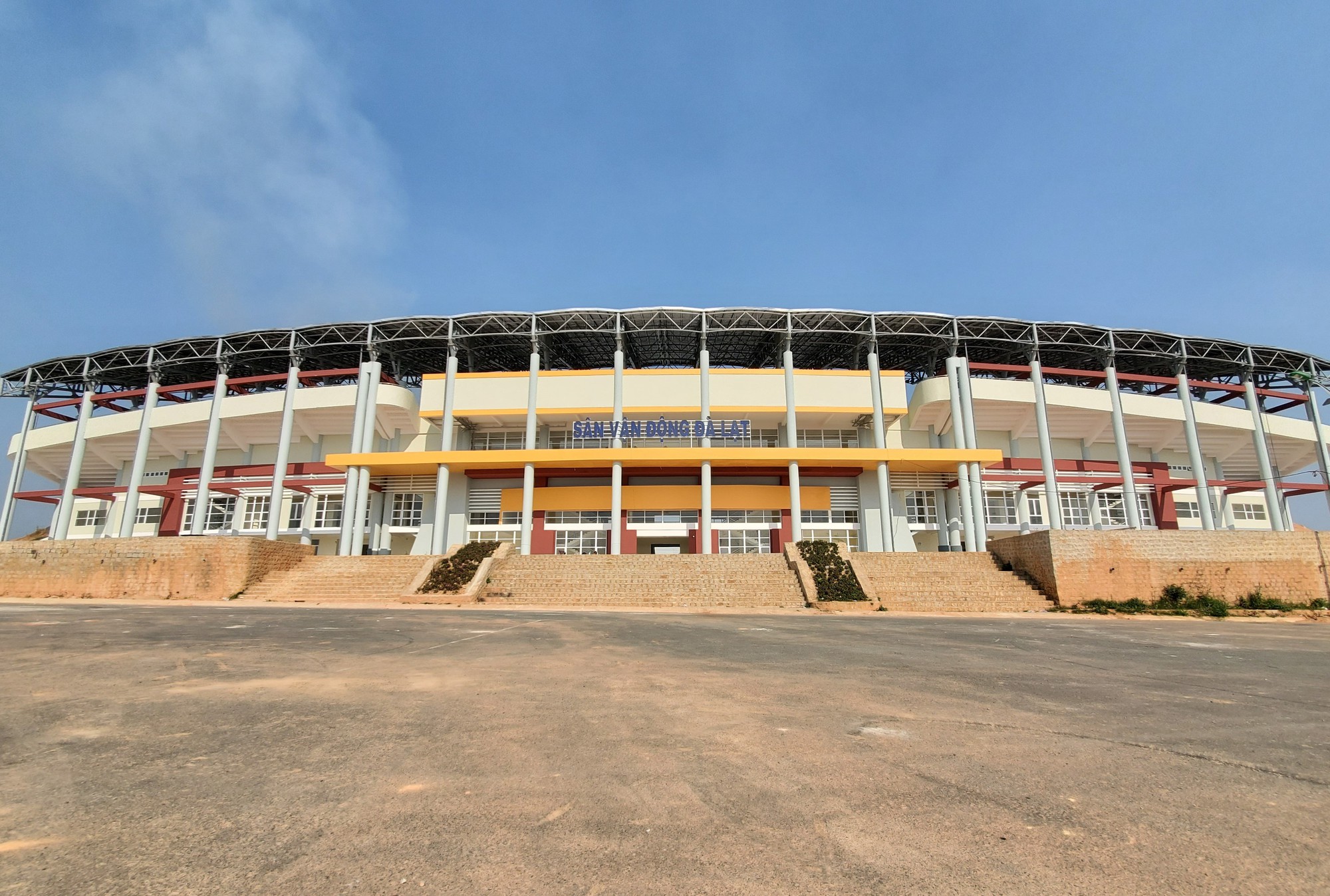 Lỡ hẹn hơn 1 năm, sân vận động Đà Lạt vẫn ngổn ngang  - Ảnh 2.