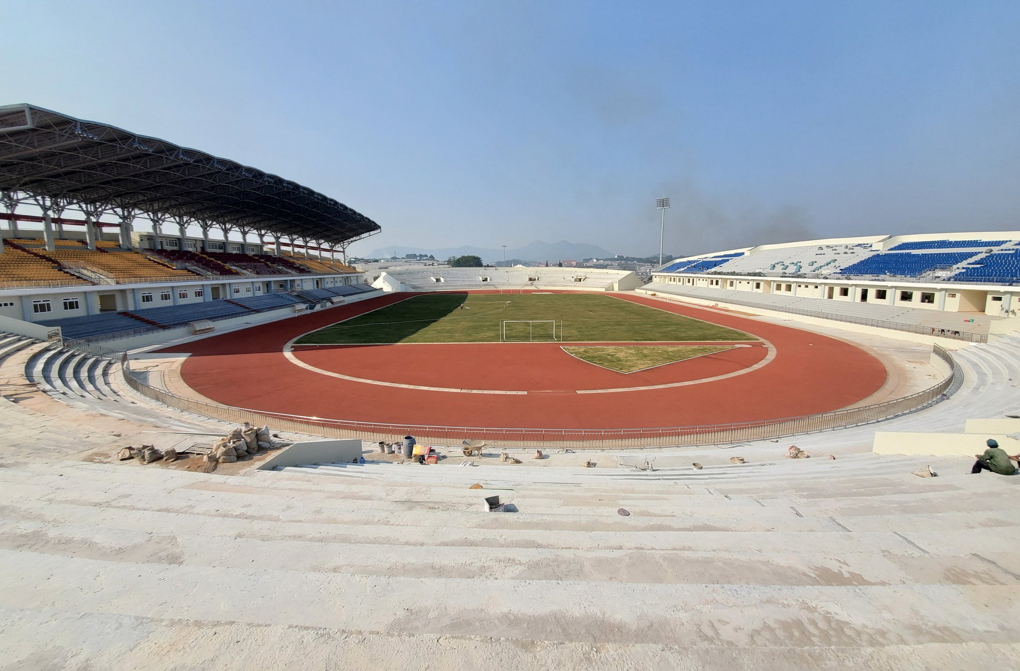 Lỡ hẹn hơn 1 năm, sân vận động Đà Lạt vẫn ngổn ngang  - Ảnh 8.