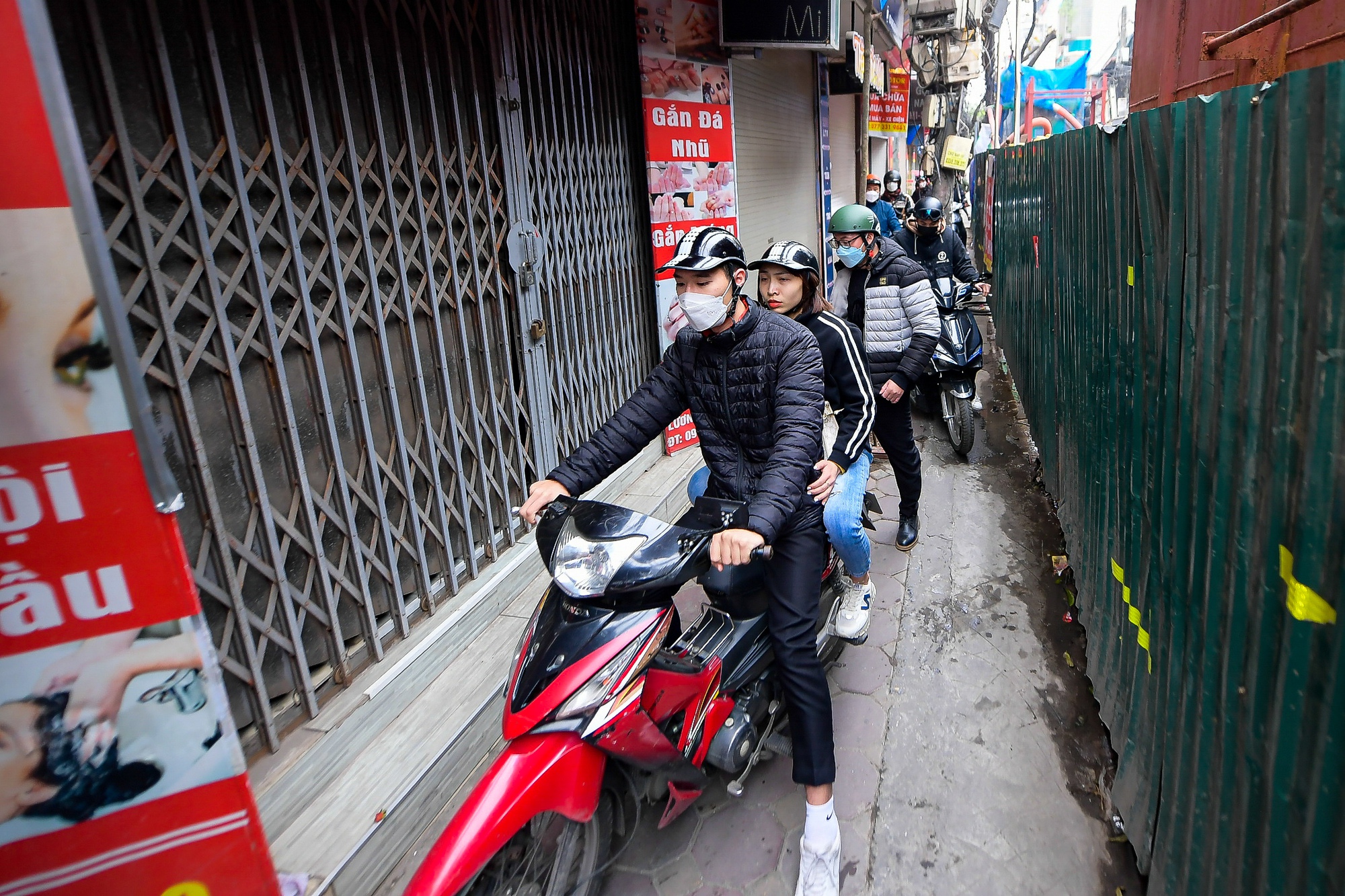 Người dân vất vả di chuyển trên đoạn đường chỉ hơn 1 m cả vỉa hè ở Hà Nội - Ảnh 9.