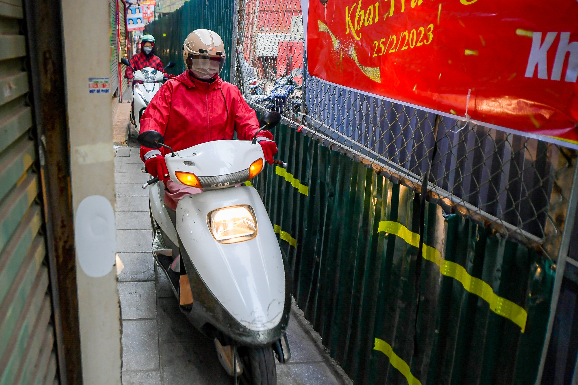 Người dân vất vả di chuyển trên đoạn đường chỉ hơn 1 m cả vỉa hè ở Hà Nội - Ảnh 7.
