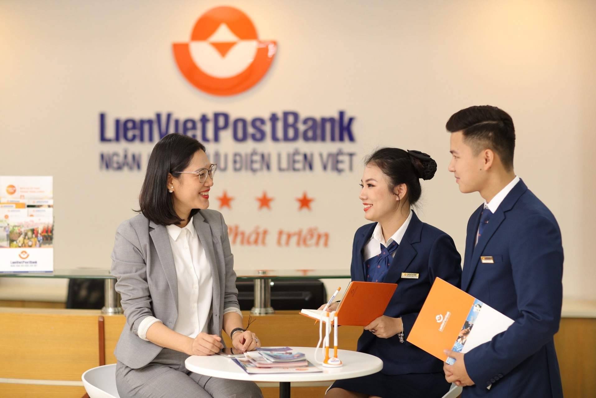 Ai sẽ mua 140,5 triệu cổ phiếu LienVietPostBank với giá cao hơn thị trường gần 60%? - Ảnh 1.