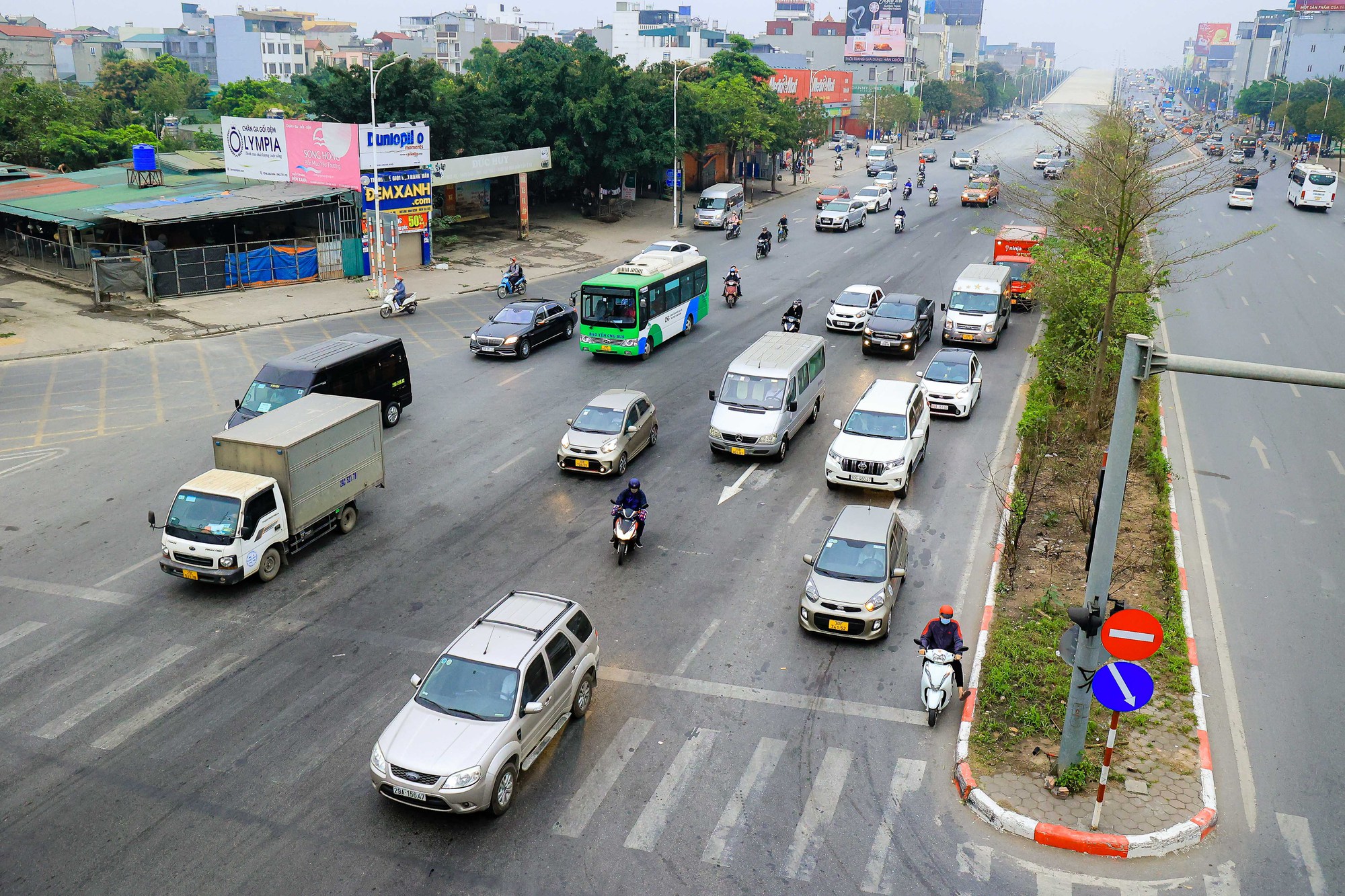 Hình ảnh nút giao Cổ Linh khi được tổ chức lại giao thông - Ảnh 1.