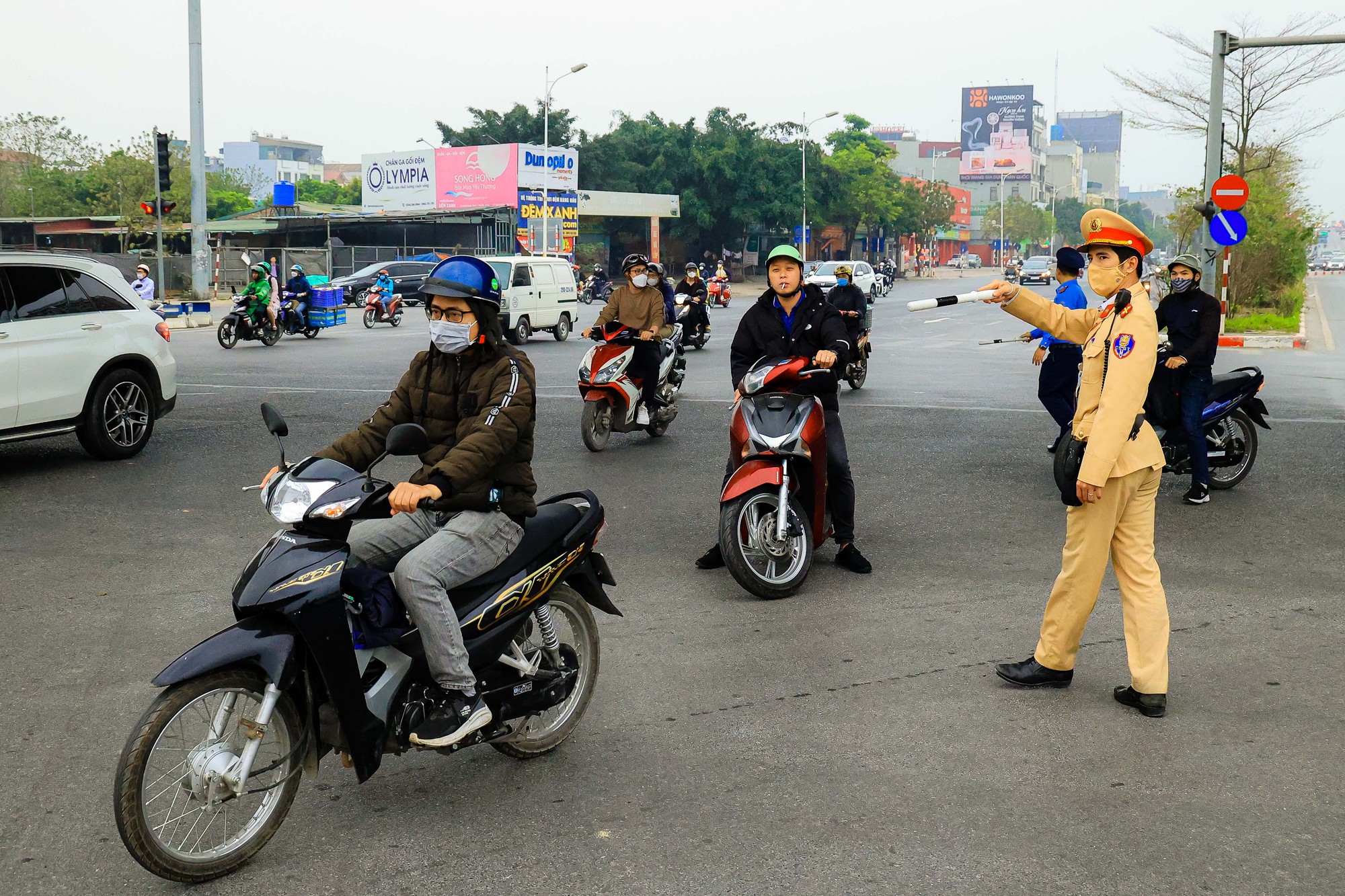 Hình ảnh nút giao Cổ Linh khi được tổ chức lại giao thông - Ảnh 6.