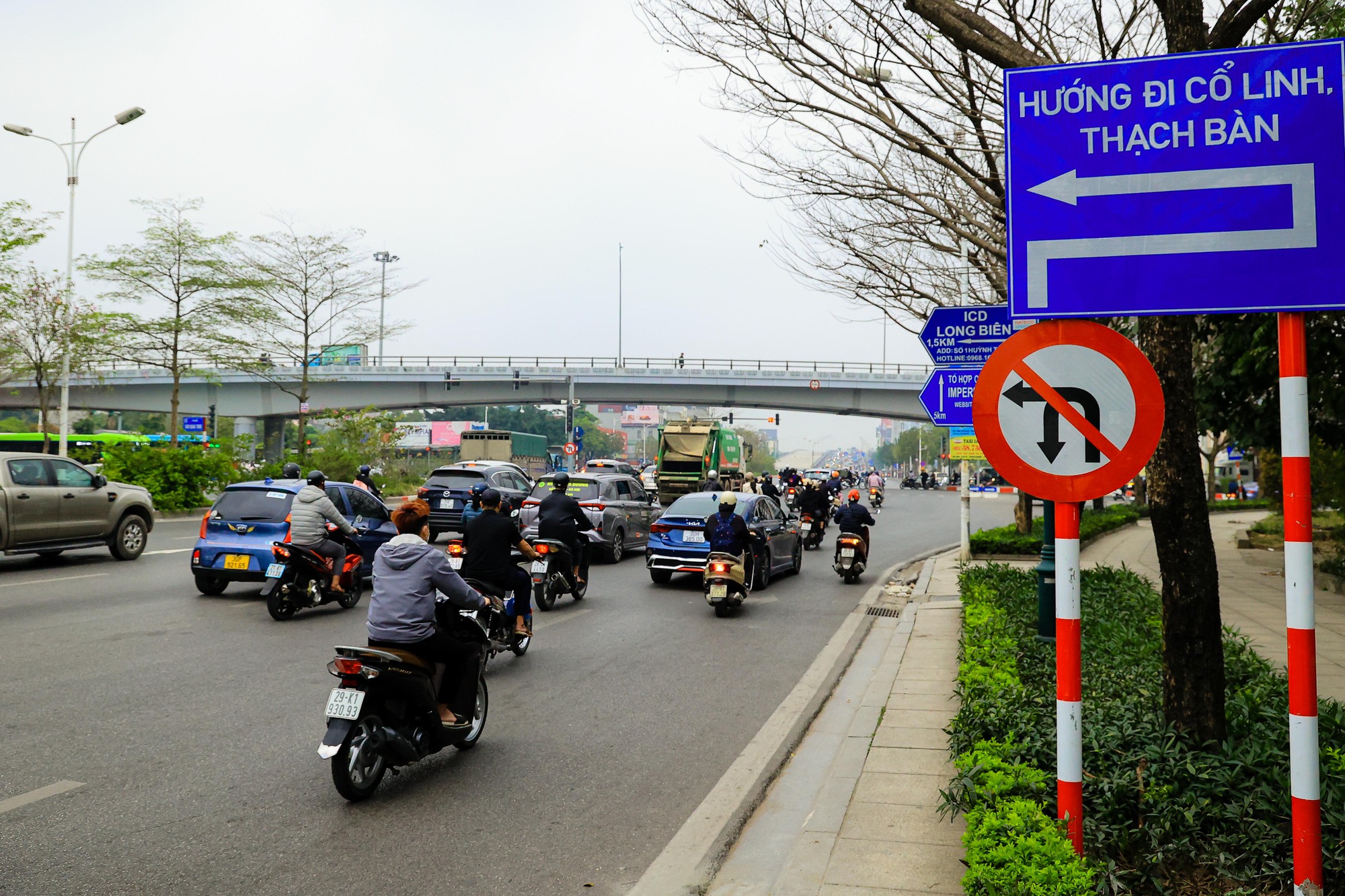 Hình ảnh tại nút giao Cổ Linh khi được tổ chức lại giao thông ...