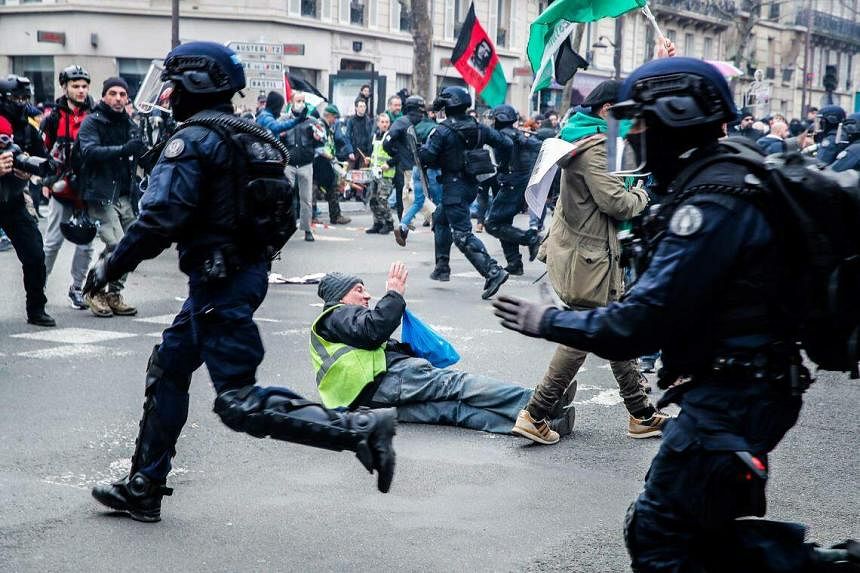 Pháp ngày càng &quot;nóng&quot; vì cải cách lương hưu của Tổng thống Macron