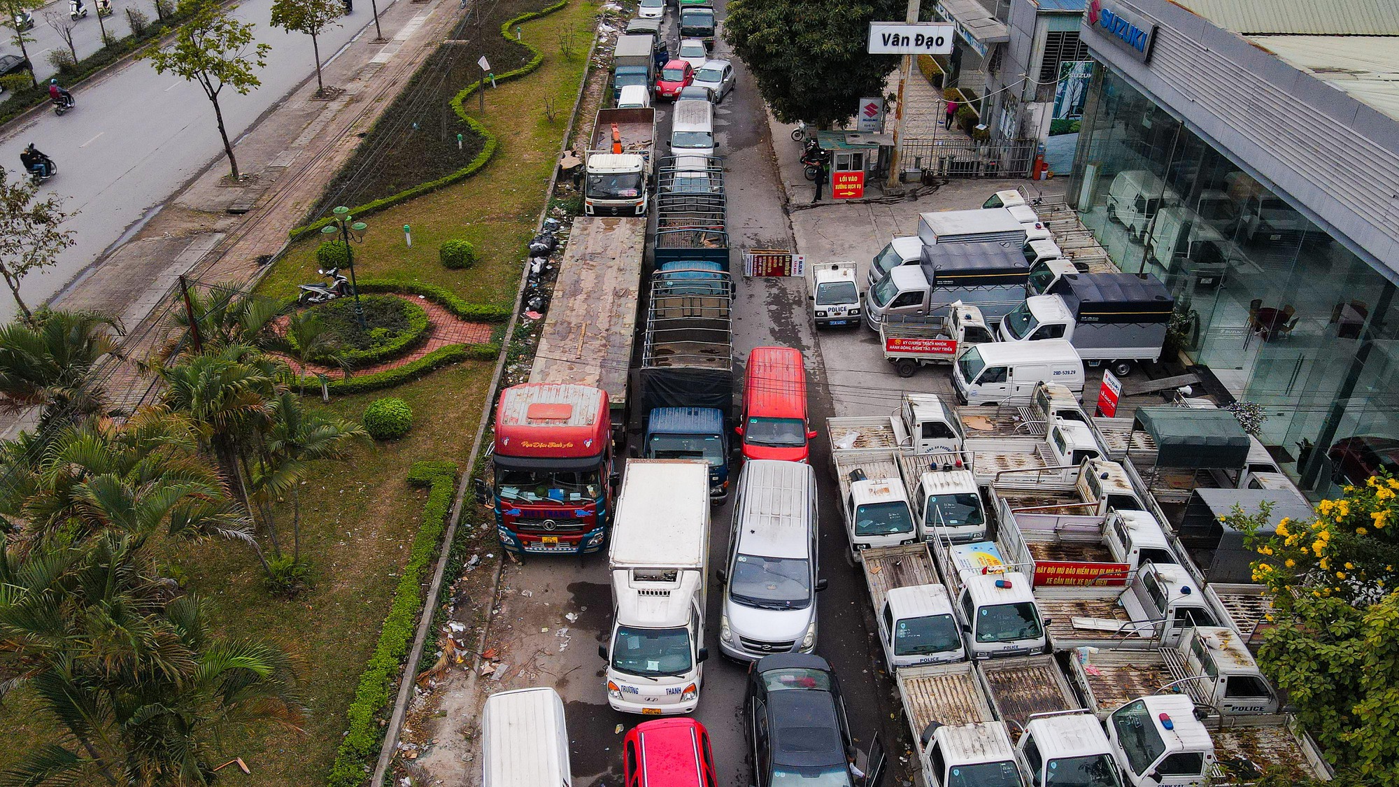 Thêm 1 trung tâm đăng kiểm ở Hà Nội bị khám xét - Ảnh 4.