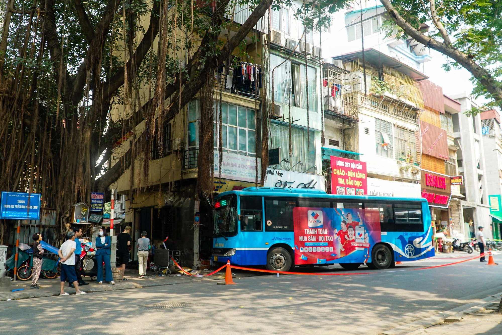 Xe buýt bất ngờ lao lên vỉa hè tông vào nhà dân, nhiều người bị thương - Ảnh 6.