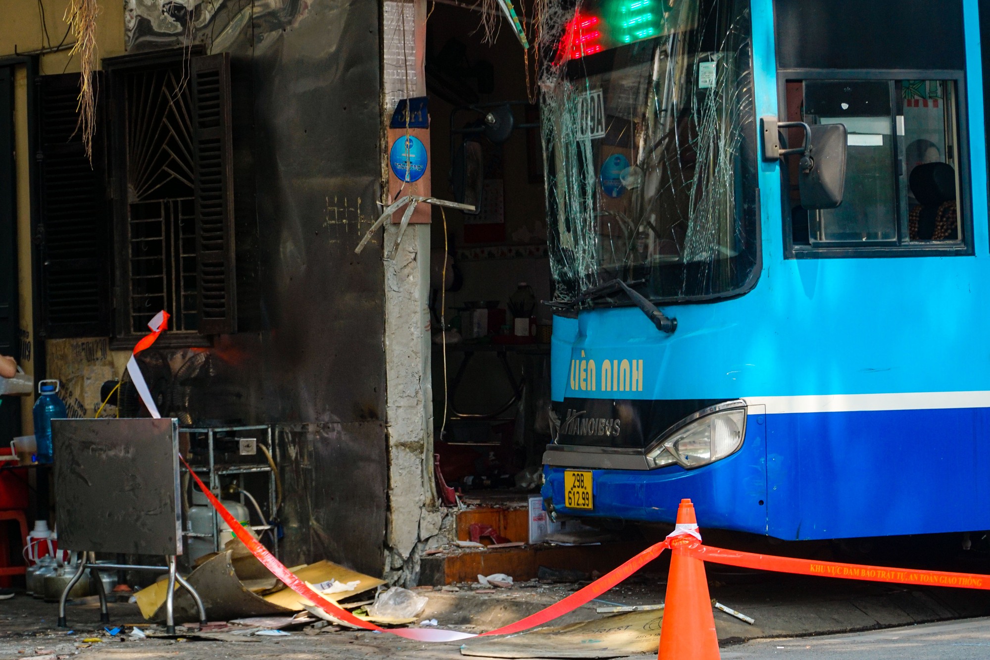 Xe buýt bất ngờ lao lên vỉa hè tông vào nhà dân, nhiều người bị thương - Ảnh 2.
