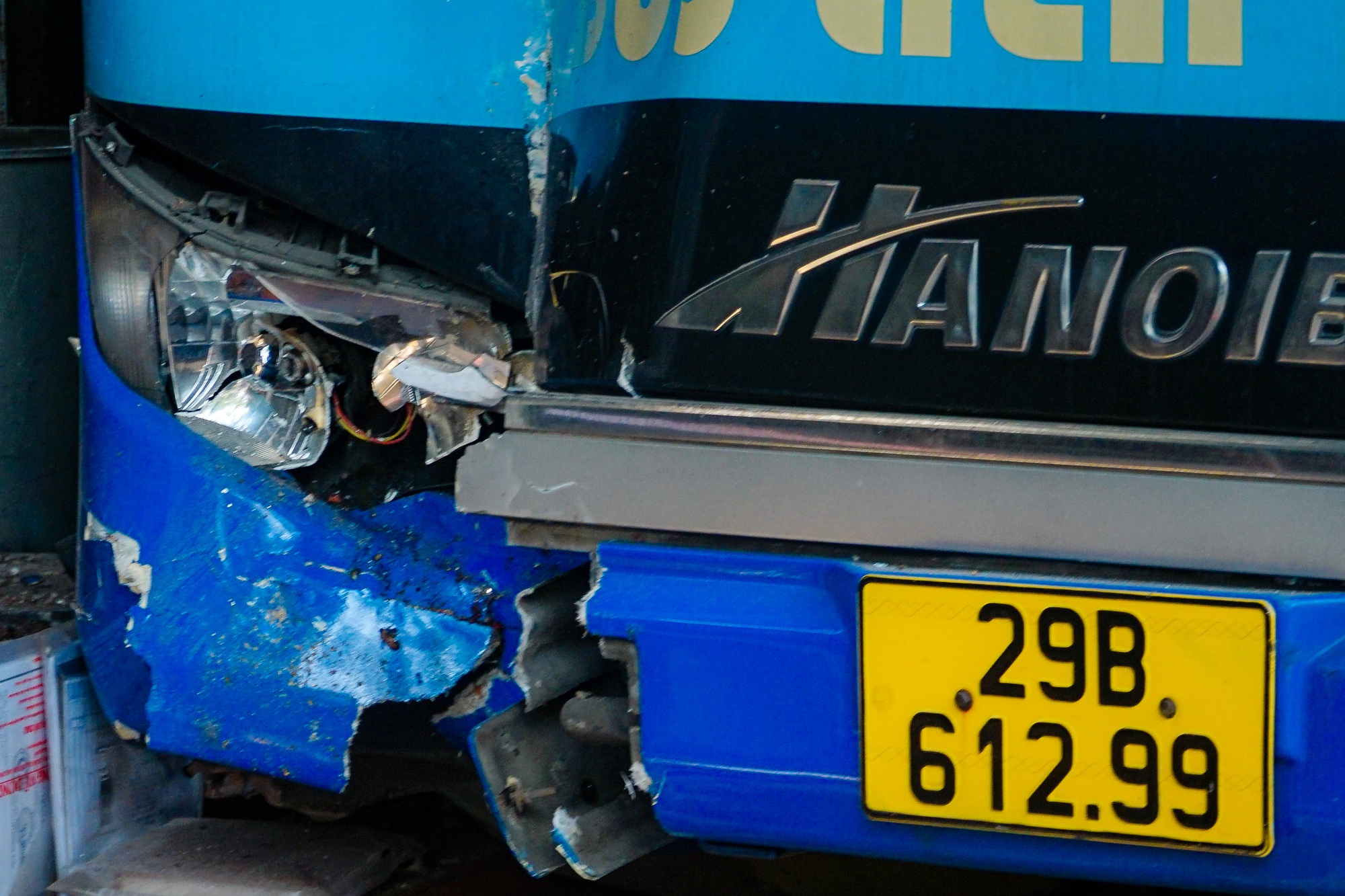 Xe buýt bất ngờ lao lên vỉa hè tông vào nhà dân, nhiều người bị thương - Ảnh 4.