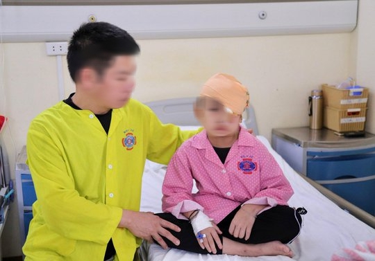 Bé trai 4 tuổi đau đớn vì khối u quái” khổng lồ ở hốc mắt - Ảnh 2.