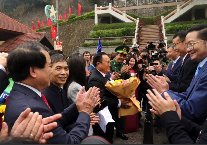 Việt Nam đón đoàn khách du lịch Trung Quốc đầu tiên qua cửa khẩu Hữu Nghị - Ảnh 1.