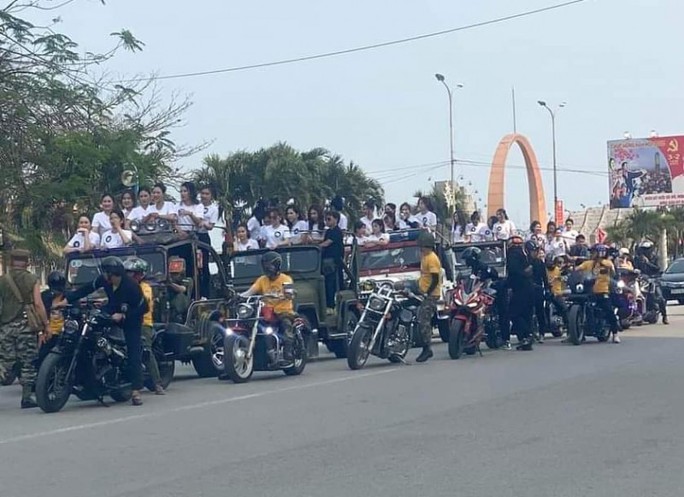 Vụ dàn người đẹp ngồi xe Jeep cắm cờ nước ngoài, tài xế mặc rằn ri: Tạm giữ 6 chiếc xe - Ảnh 2. Vụ dàn người đẹp ngồi xe Jeep cắm cờ nước ngoài, tài xế mặc rằn ri: Tạm giữ 6 chiếc xe - Ảnh 2.