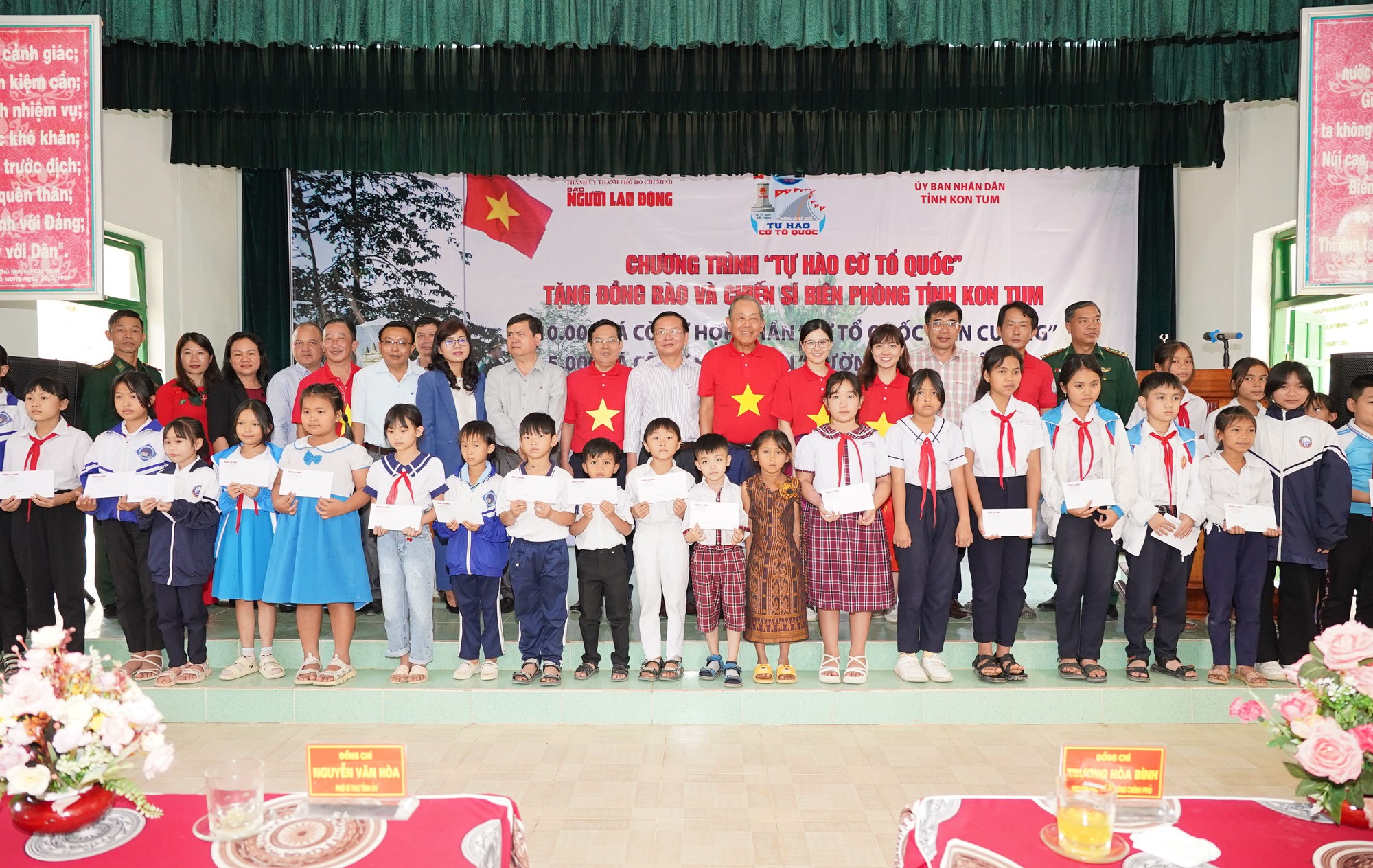 Trao 100 suất học bổng cho học sinh nghèo ở tỉnh Kon Tum - Ảnh 3.