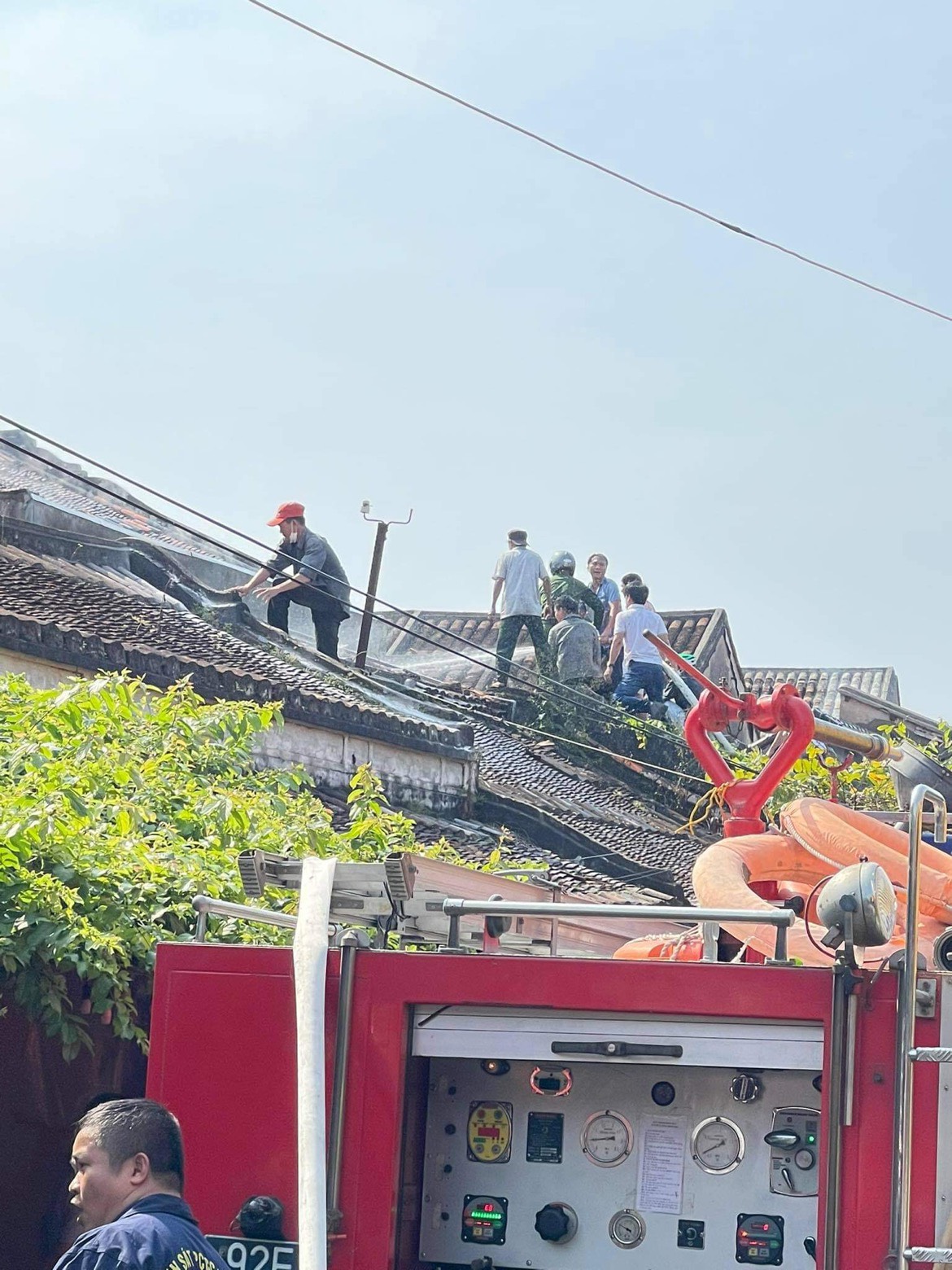 Cháy trong khu phố cổ Hội An, nhiều người tháo chạy và hô hoán - Ảnh 2.