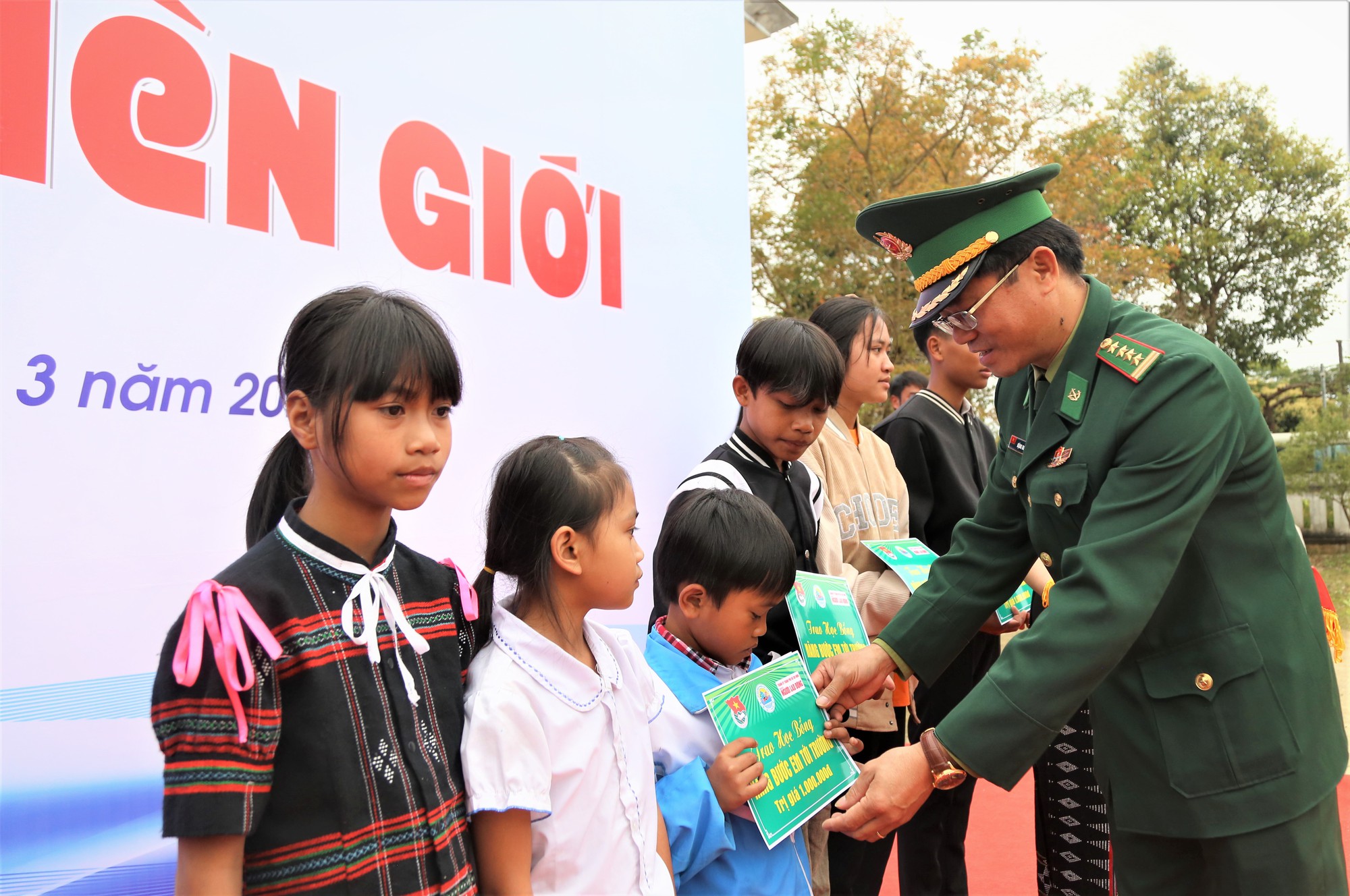 10.000 lá cờ Tổ quốc và 50 suất học bổng đến với huyện miền núi A Lưới - Ảnh 11.