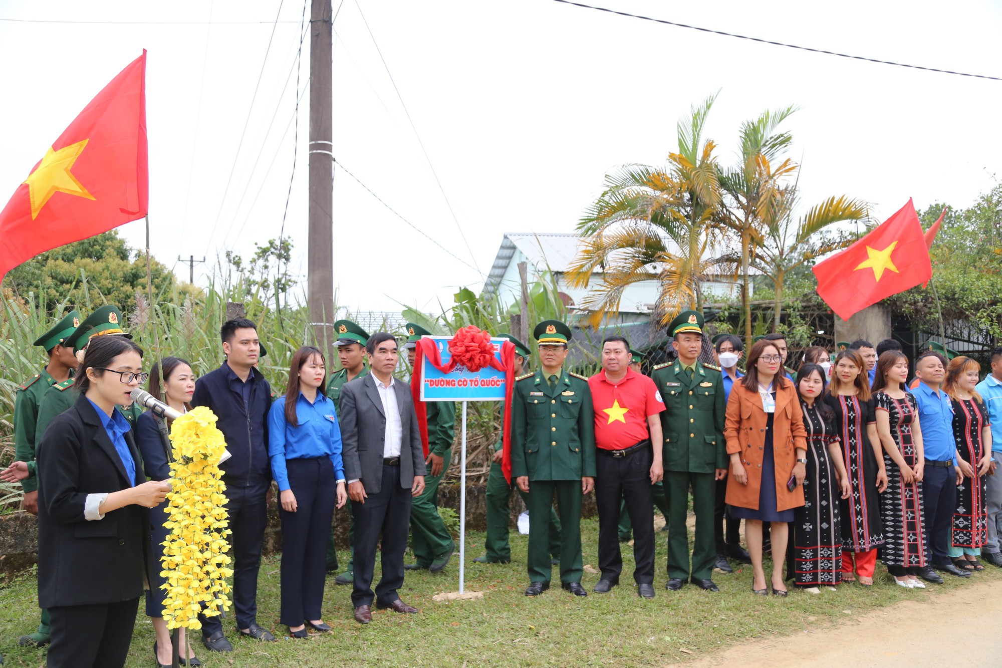 10.000 lá cờ Tổ quốc và 50 suất học bổng đến với huyện miền núi A Lưới - Ảnh 13.